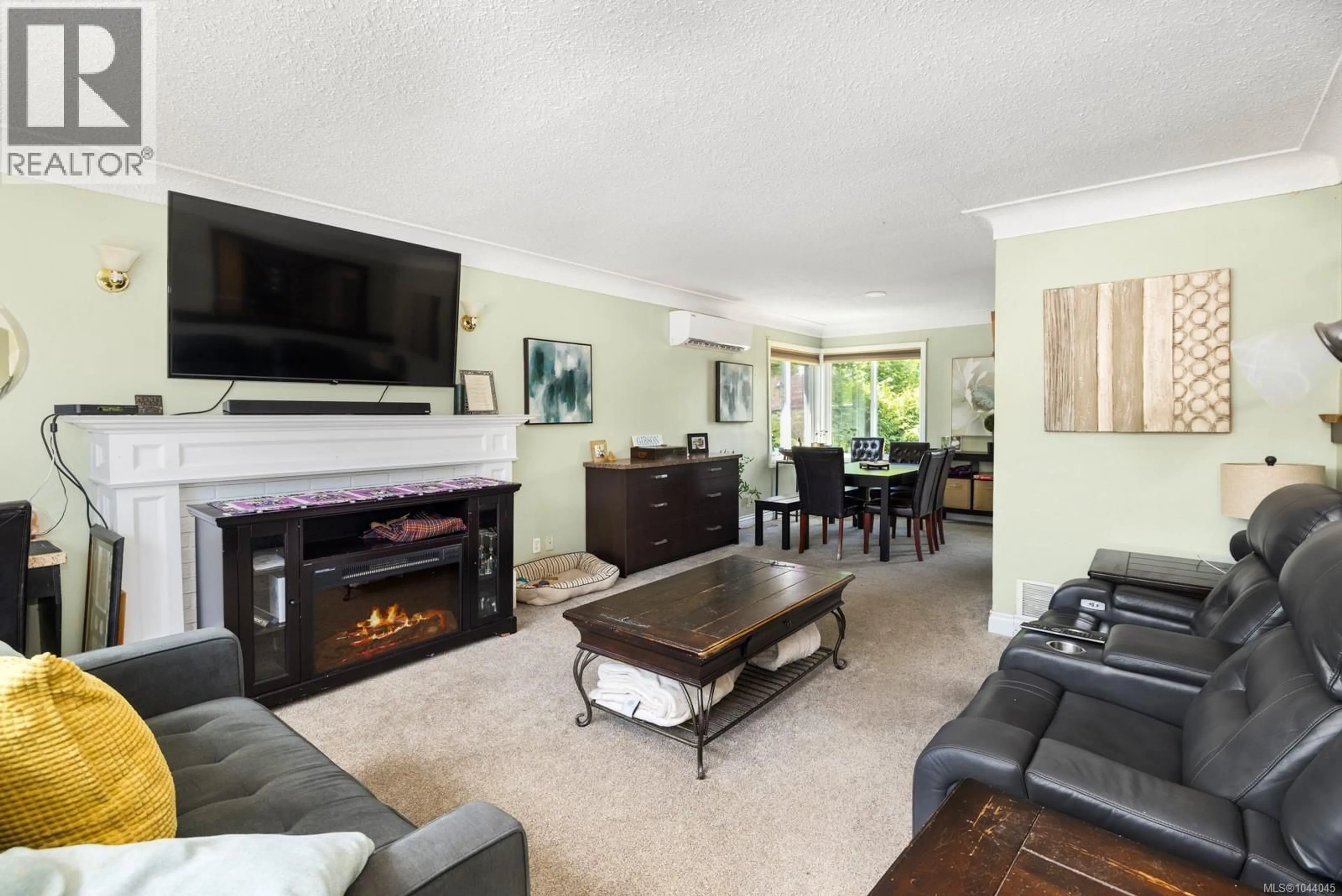 Living room with furniture, unknown for 461 HOWARD AVENUE, Duncan British Columbia V9L3M9