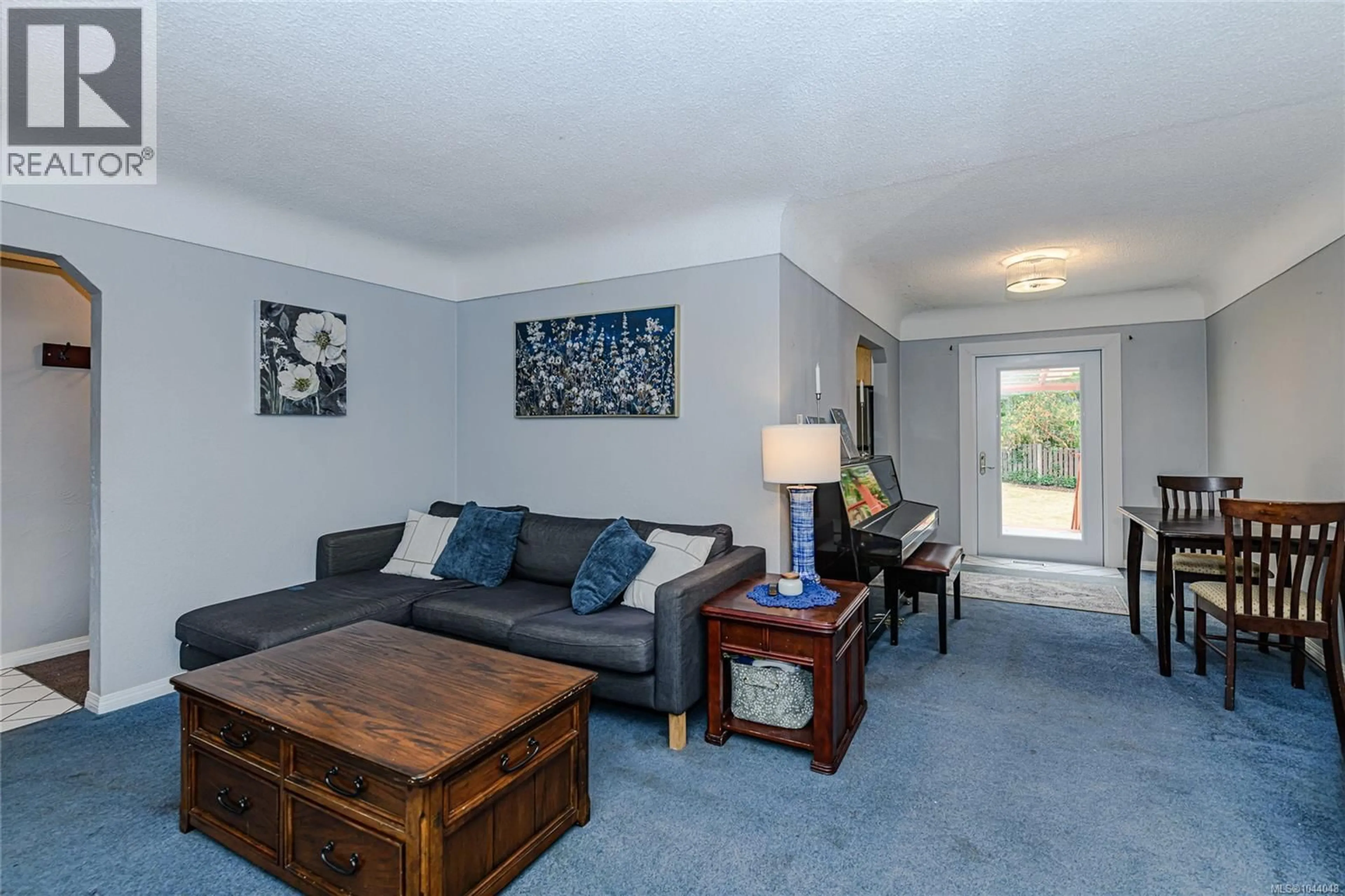 Living room with furniture, unknown for 2975 HARRIET ROAD, Victoria British Columbia V9A1T2