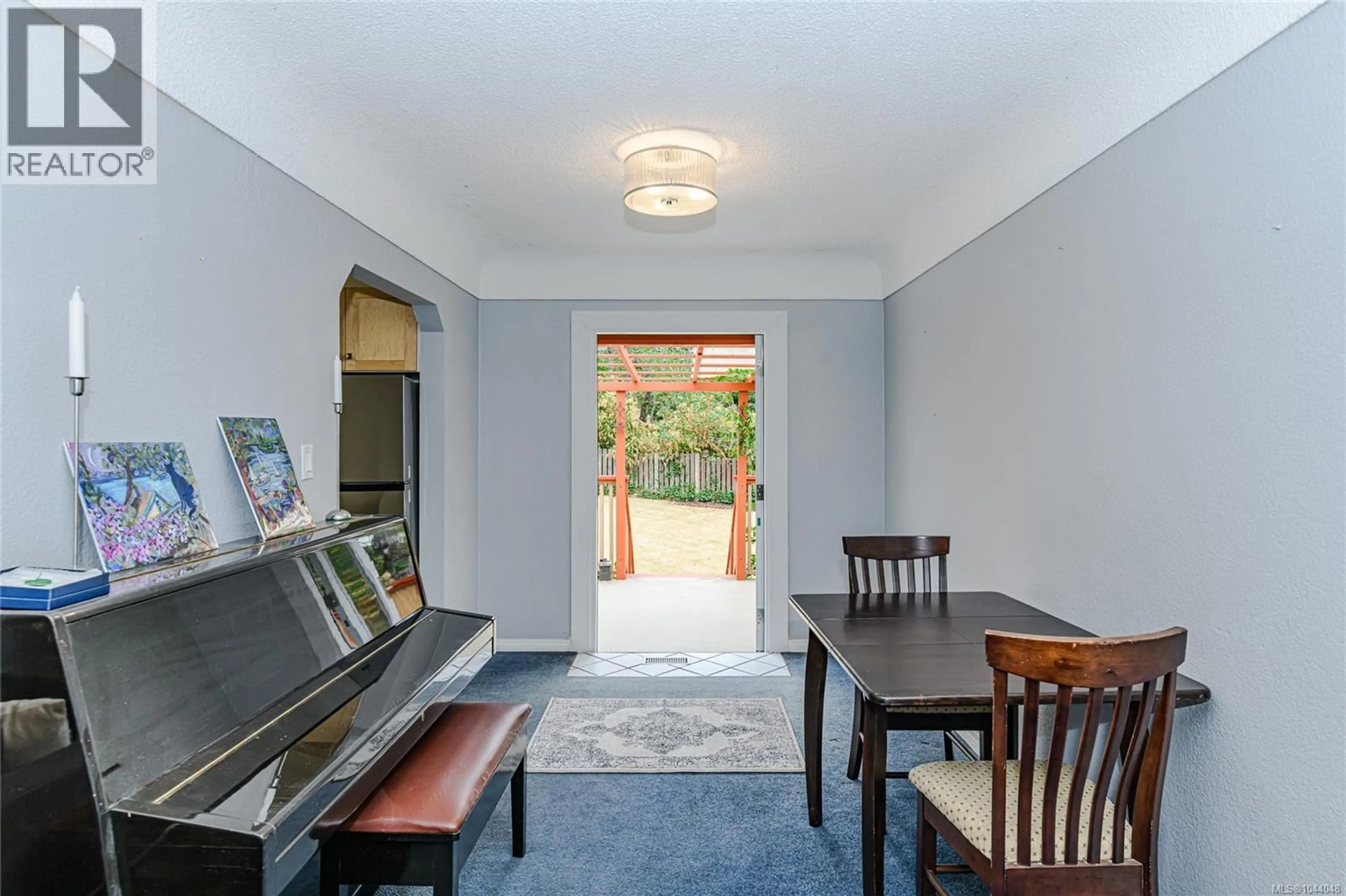 Indoor foyer for 2975 HARRIET ROAD, Victoria British Columbia V9A1T2