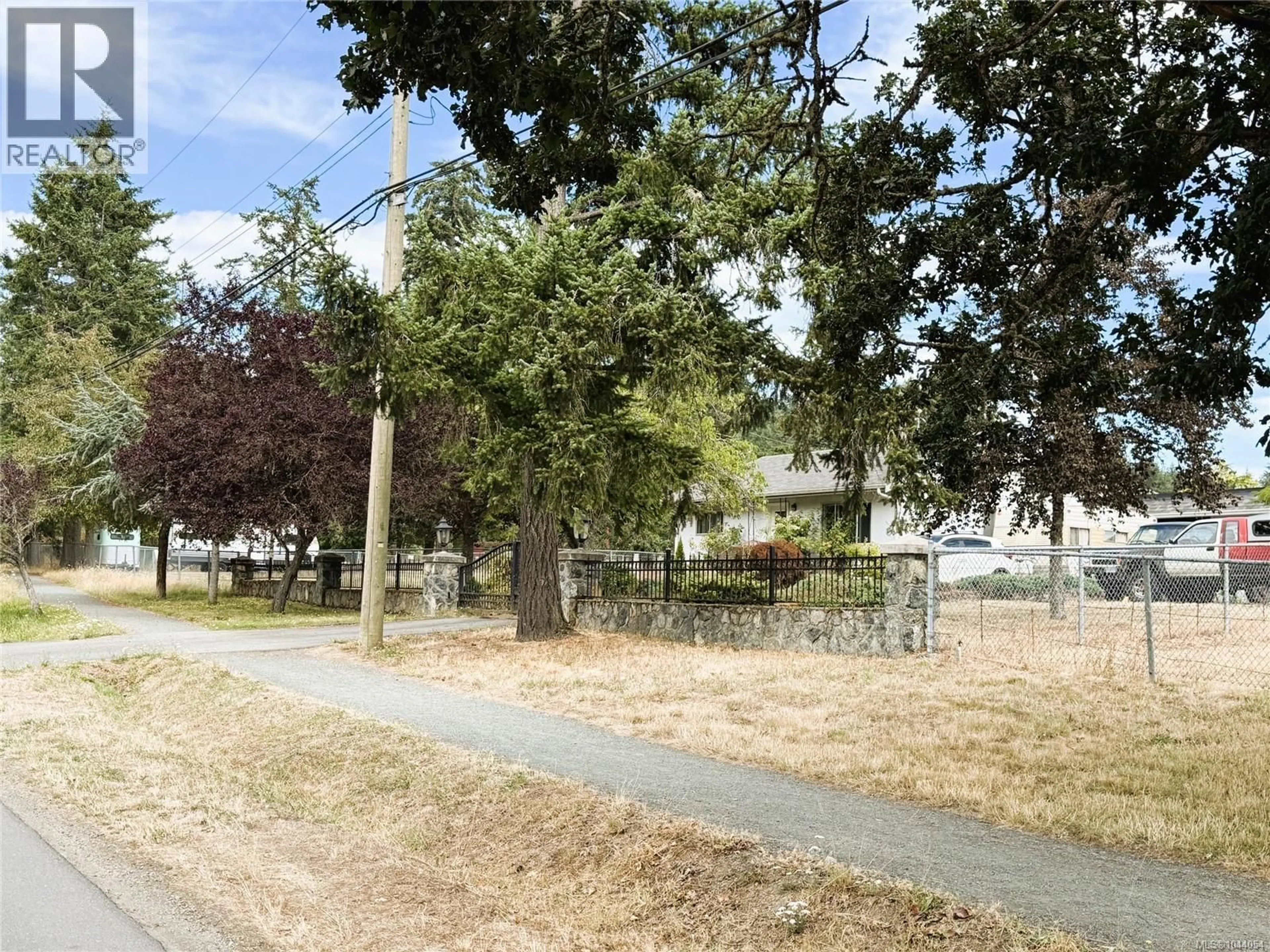 Patio, street for 446 QUAYLE ROAD, Saanich British Columbia V9E2J7