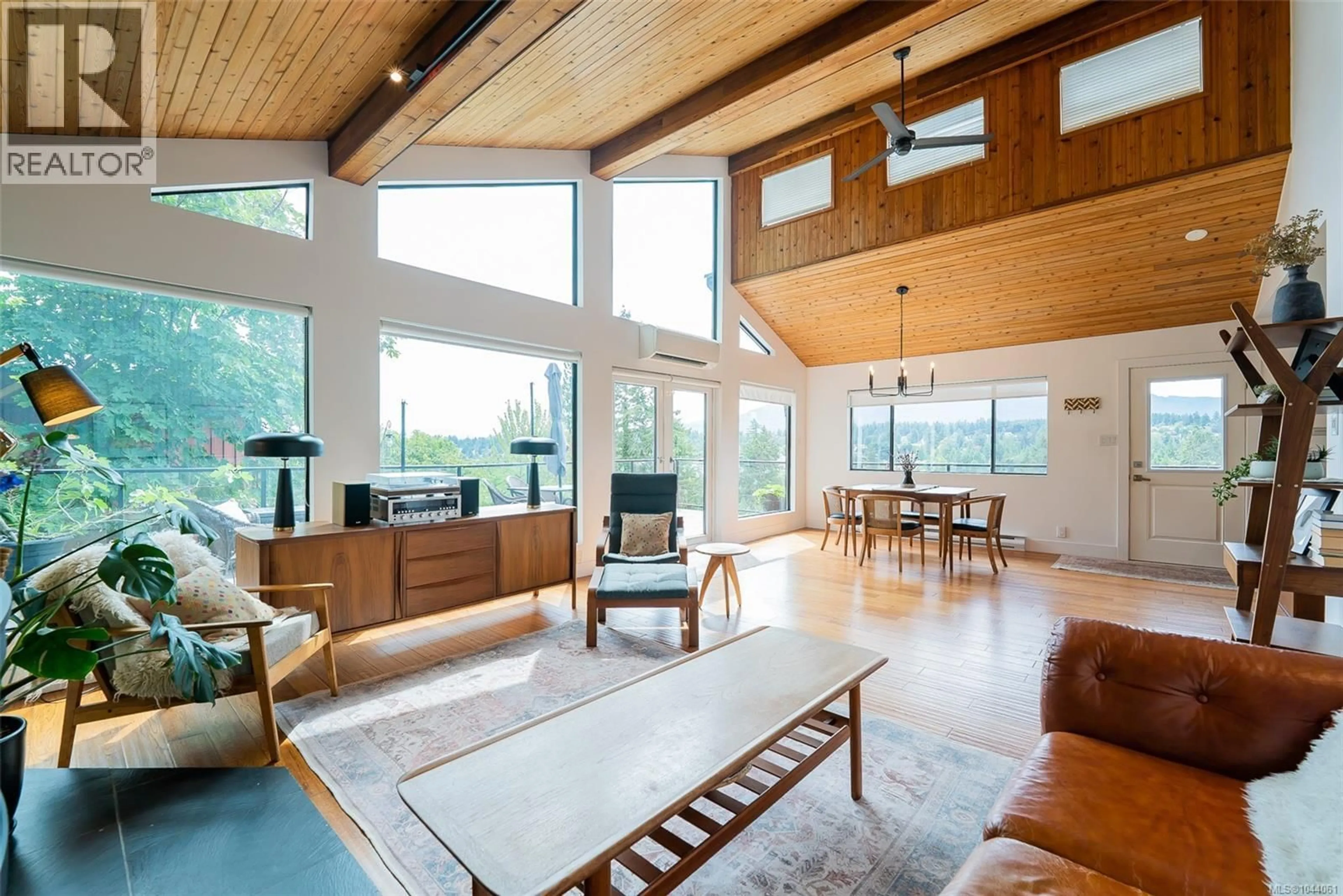 Living room with furniture, wood/laminate floor for 1605 KING JOHN WAY, Nanaimo British Columbia V9T3C3