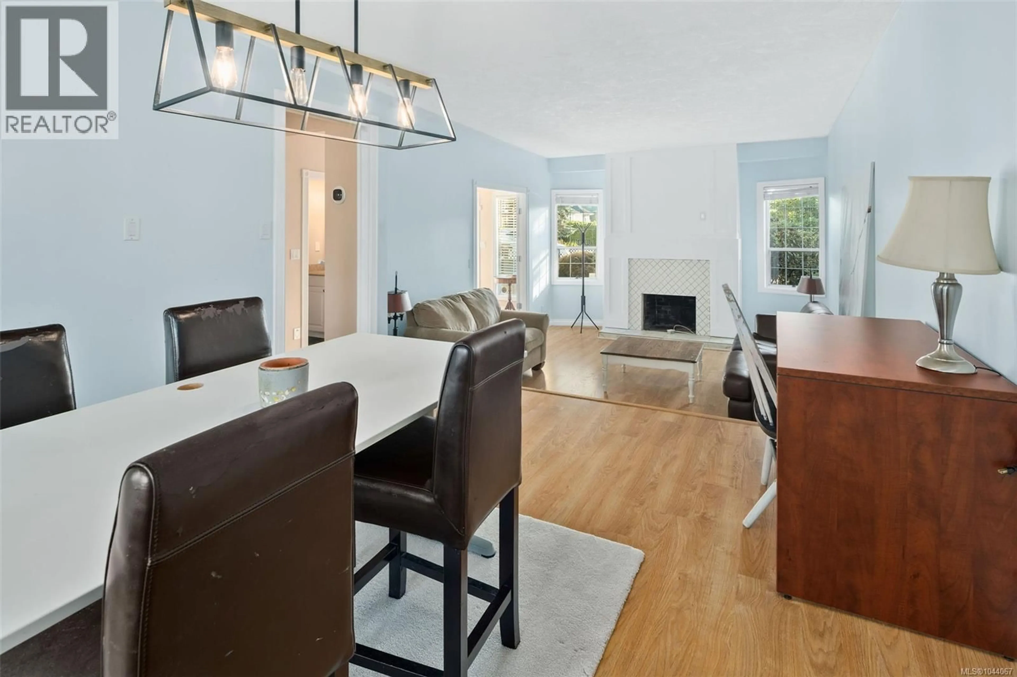 Open concept kitchen, wood/laminate floor for 975 MEADOWVIEW PLACE, Saanich British Columbia V8Z7E2