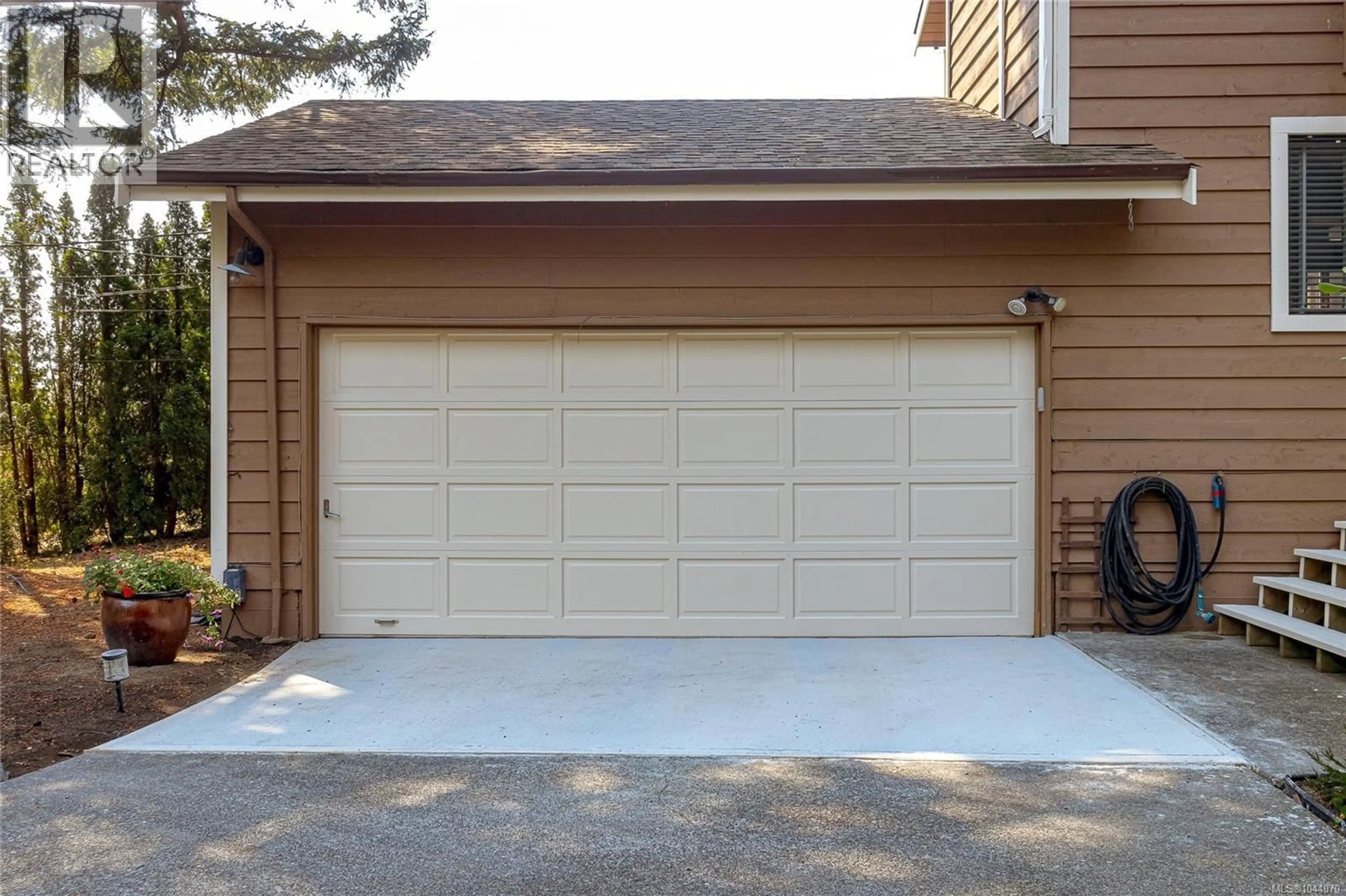 Indoor garage for 7318 VEYANESS ROAD, Central Saanich British Columbia V8M1M3