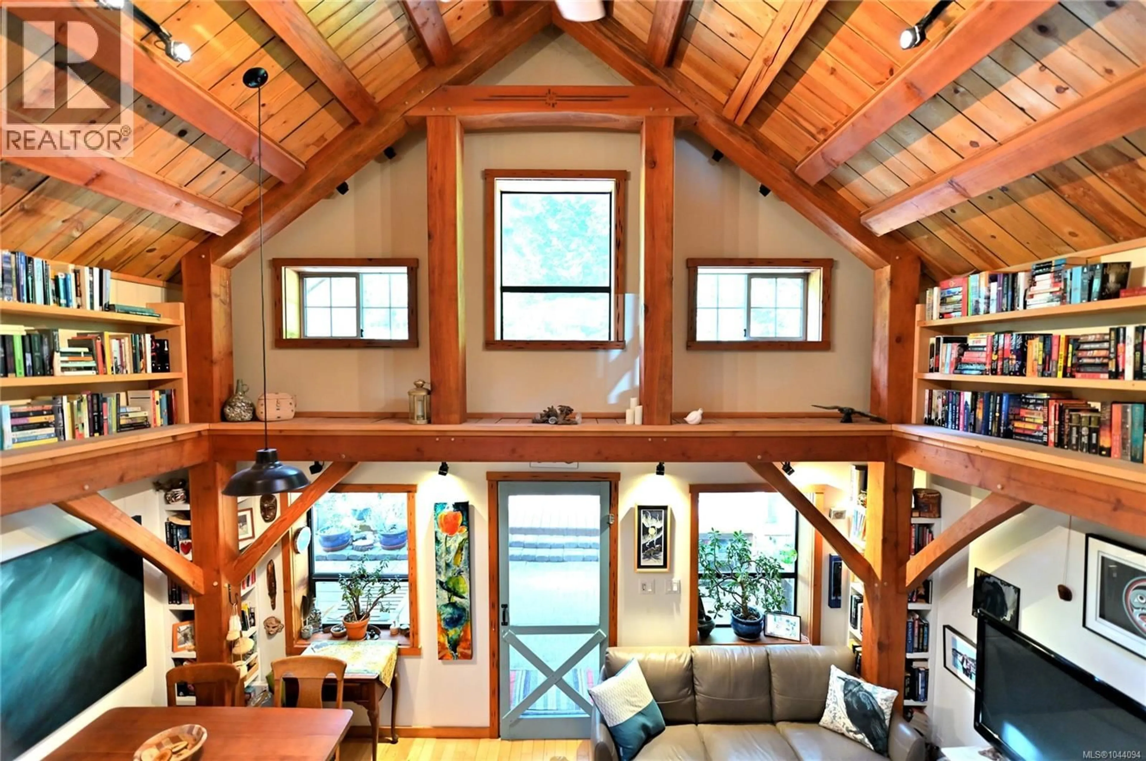 Indoor foyer for 4873 PIRATES ROAD, Pender Island British Columbia V0N2M0