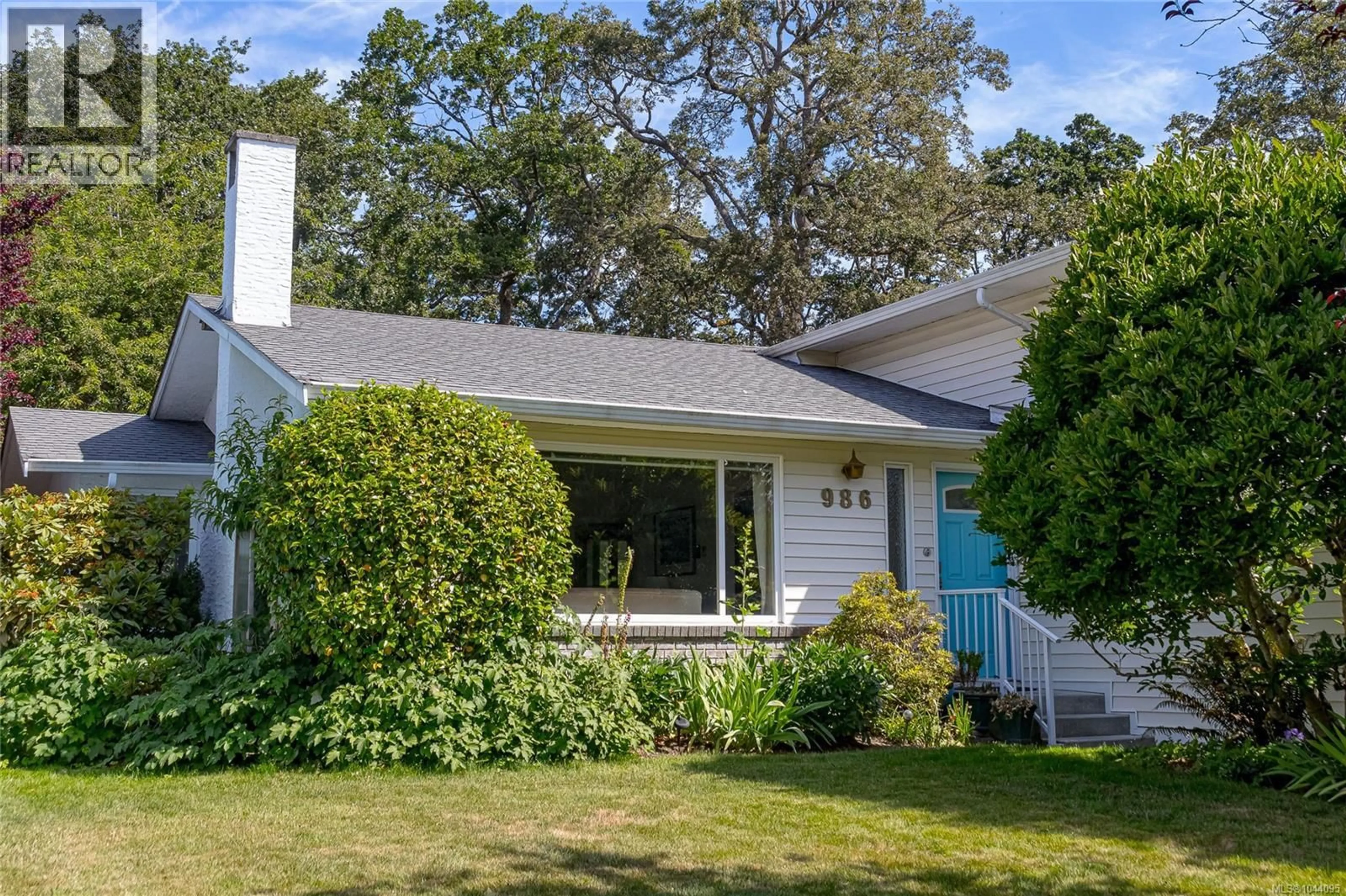Home with vinyl exterior material, street for 986 LUCAS AVENUE, Saanich British Columbia V8X4H5