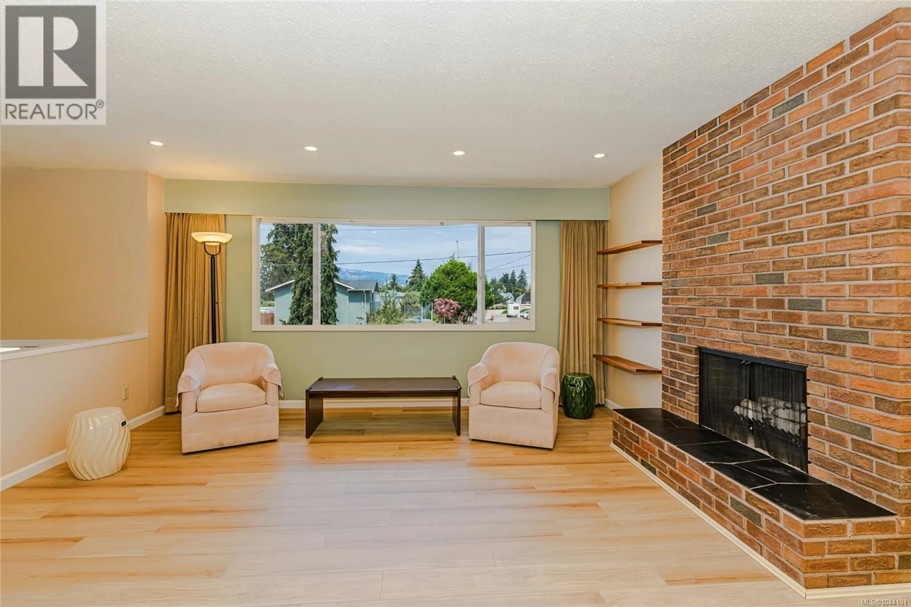 Living room with furniture, unknown for 2401 BETTE DRIVE, Colwood British Columbia V9B4N1