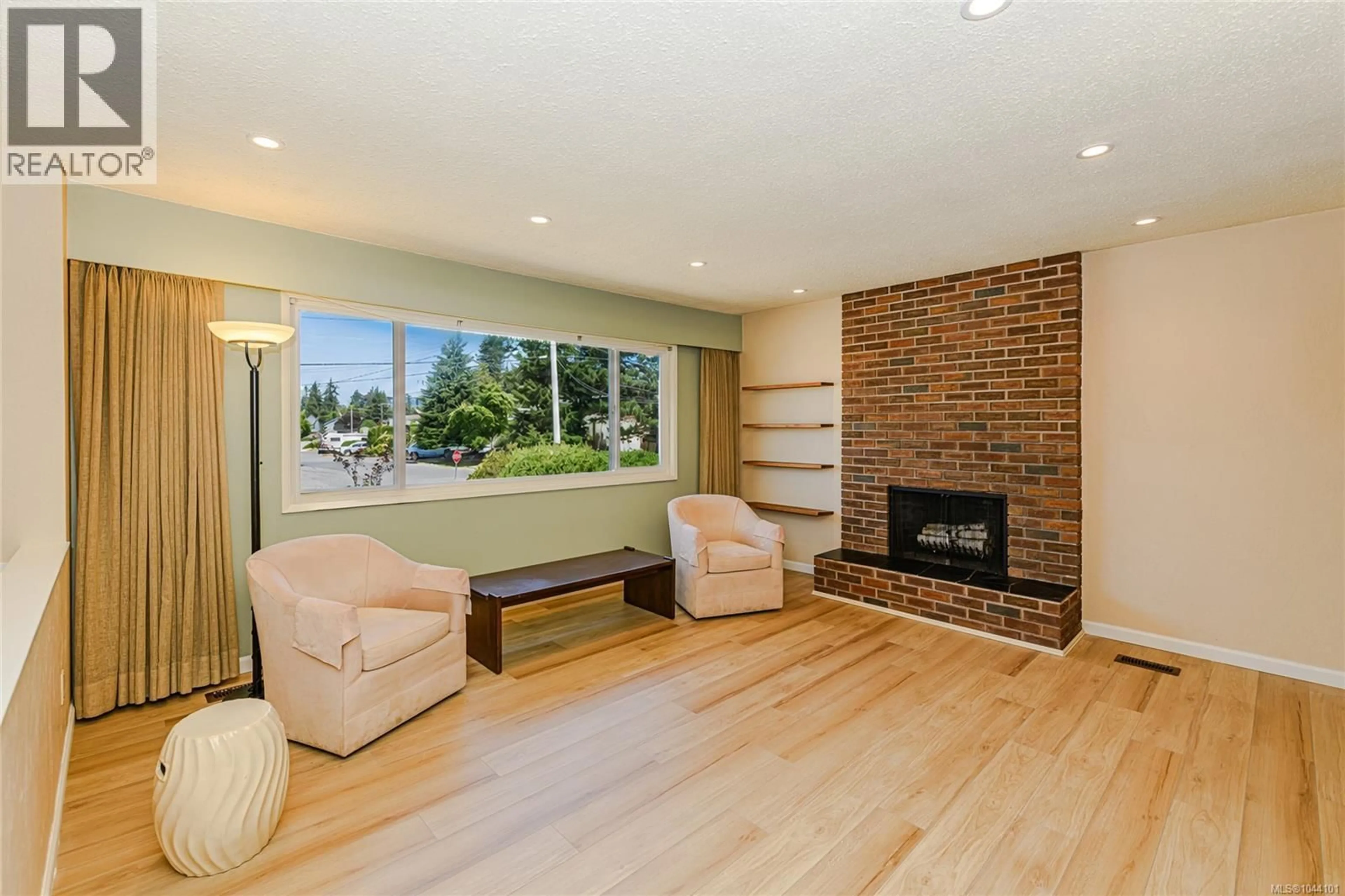 Living room with furniture, unknown for 2401 BETTE DRIVE, Colwood British Columbia V9B4N1