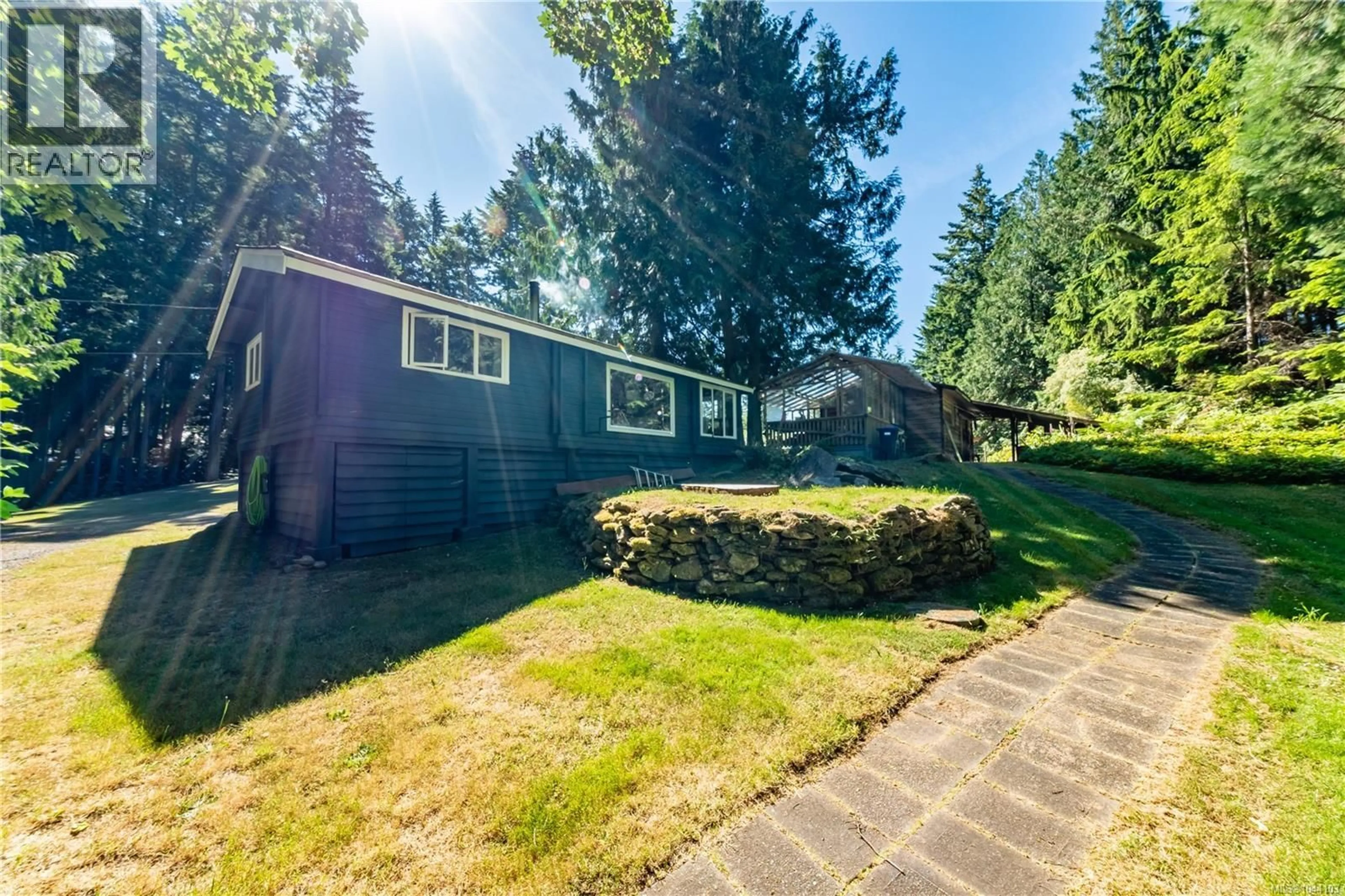 A pic from outside/outdoor area/front of a property/back of a property/a pic from drone, street for 336 HEMLOCK AVENUE, Gabriola Island British Columbia V0R1X1