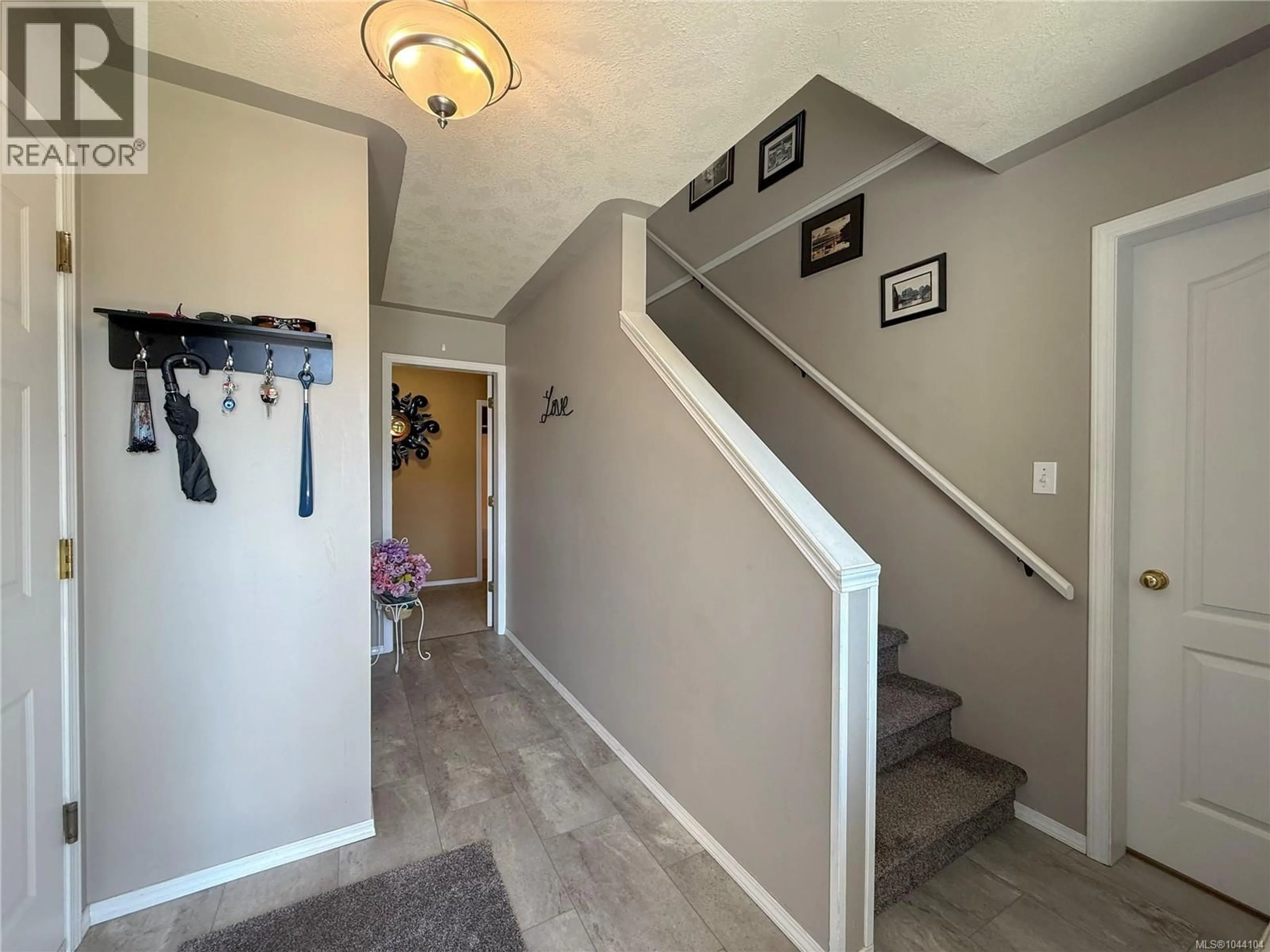 Indoor entryway for 2525 SODERHOLM COURT, Campbell River British Columbia V9W8E3
