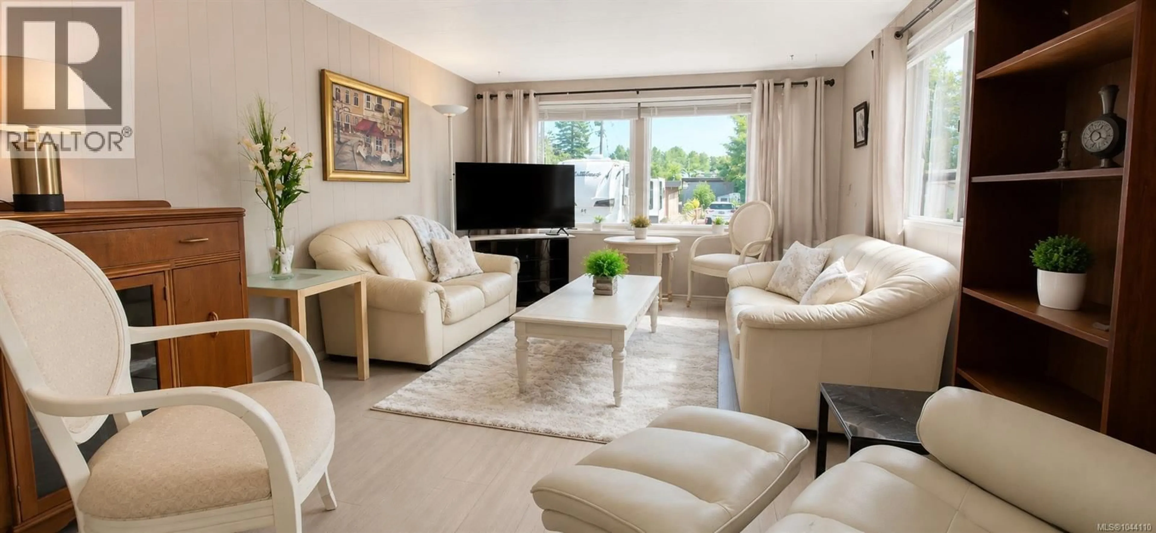 Living room with furniture, ceramic/tile floor for 6 - 2625 MANSFIELD DRIVE, Courtenay British Columbia V9N2M2