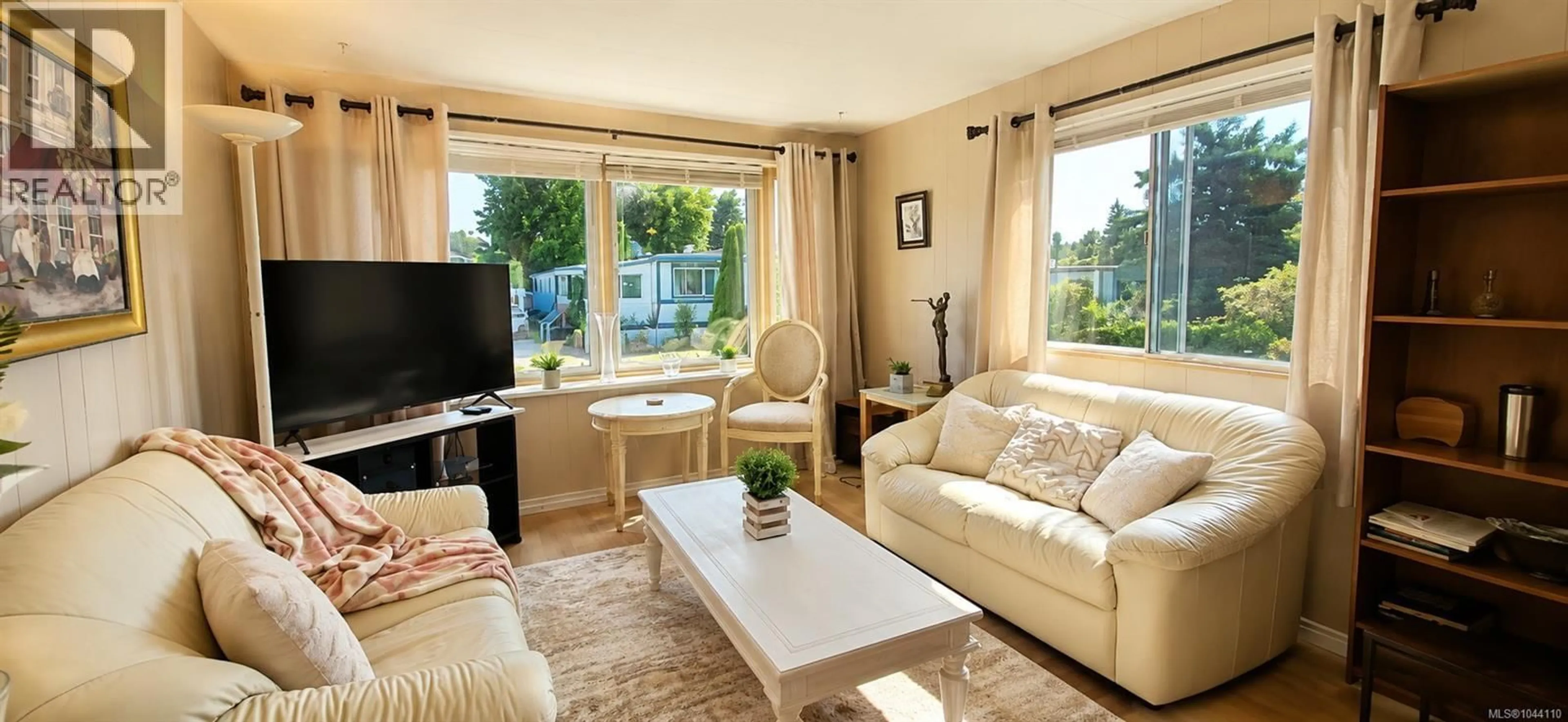 Living room with furniture, wood/laminate floor for 6 - 2625 MANSFIELD DRIVE, Courtenay British Columbia V9N2M2