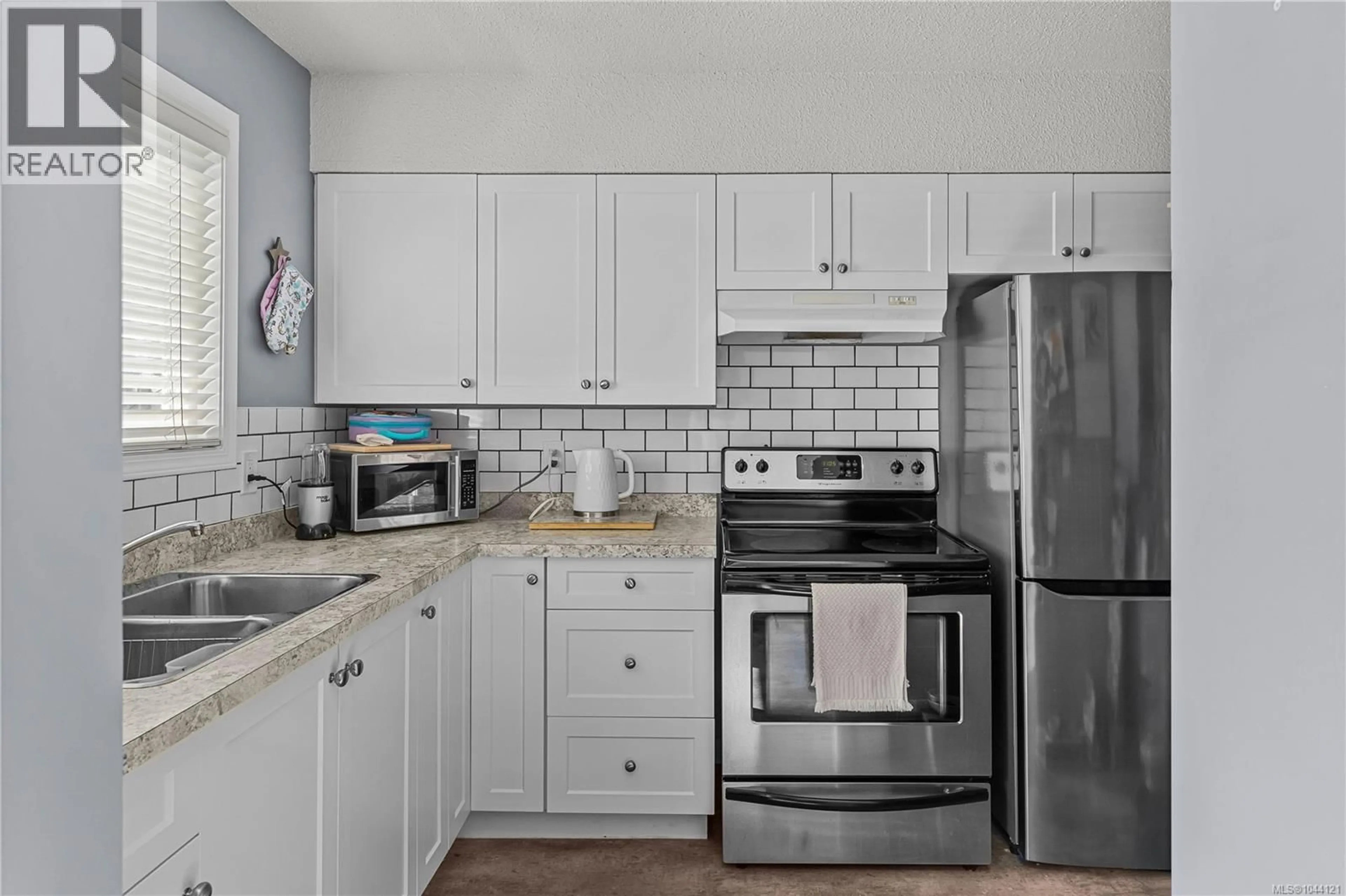 Standard kitchen, ceramic/tile floor for 110 - 824 ISLAND HIGHWAY SOUTH, Campbell River British Columbia V9W1A8
