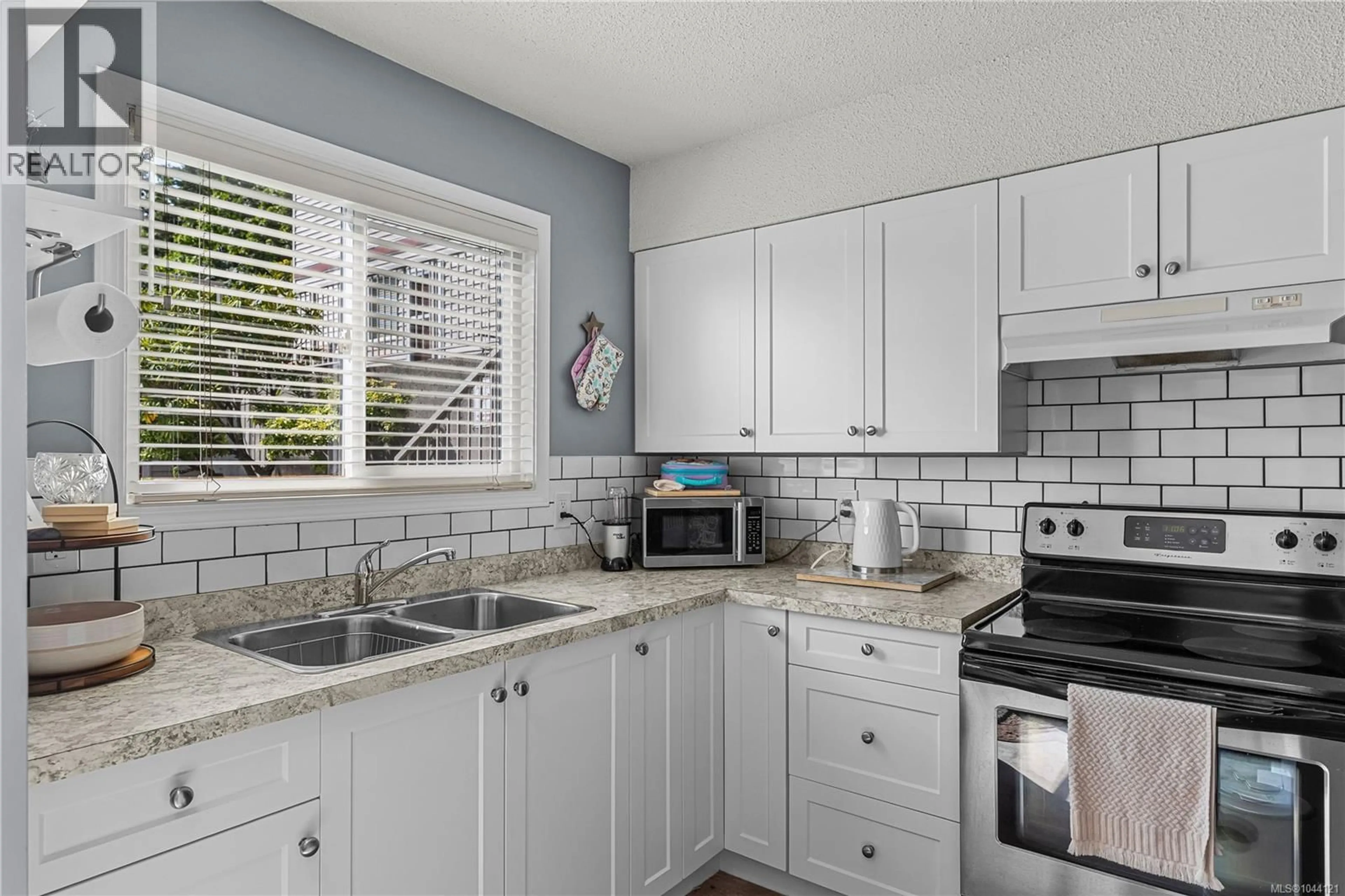 Standard kitchen, ceramic/tile floor for 110 - 824 ISLAND HIGHWAY SOUTH, Campbell River British Columbia V9W1A8