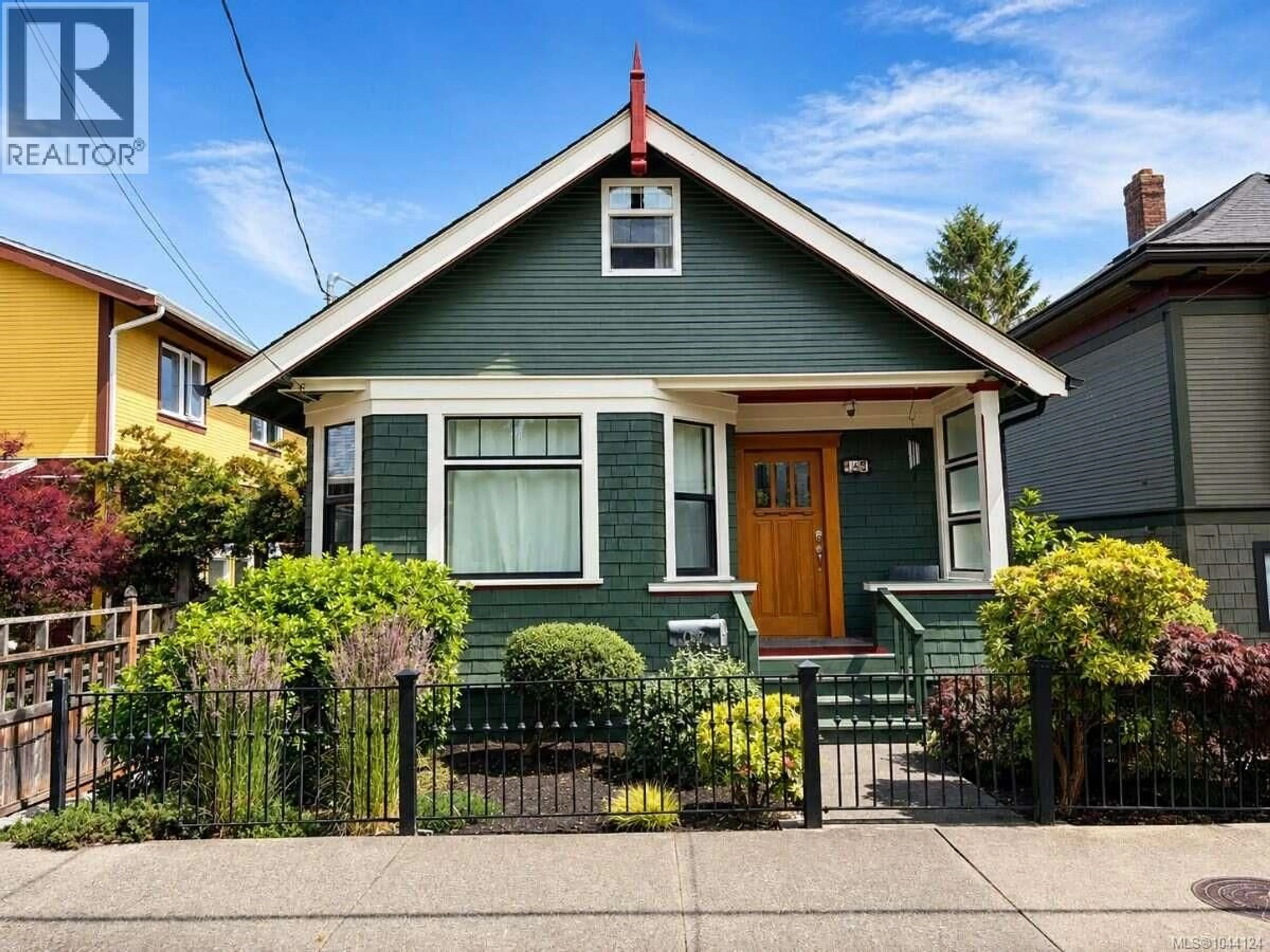 Home with vinyl exterior material, street for 147 ST. LAWRENCE STREET, Victoria British Columbia V8V1X9