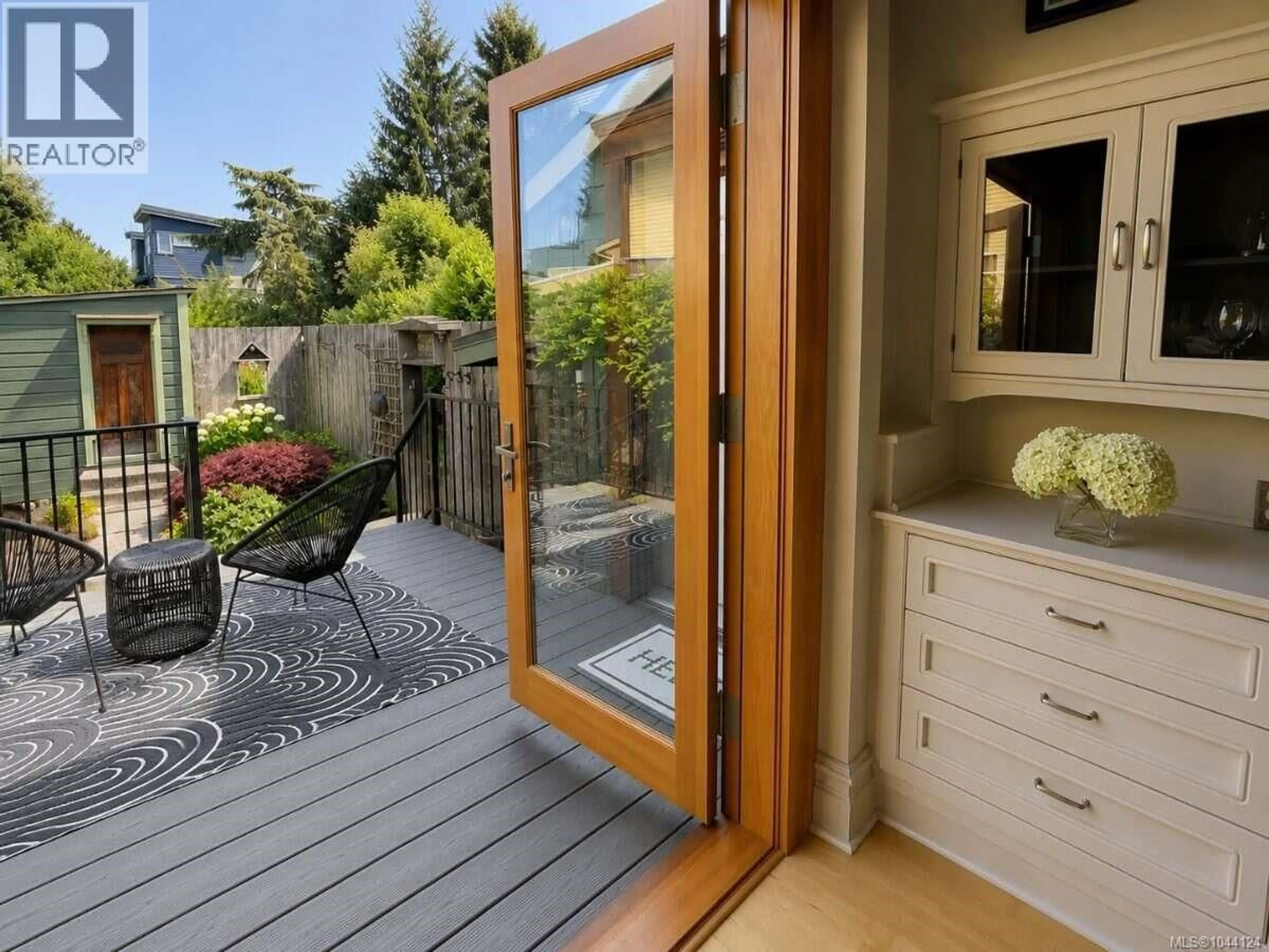 Indoor entryway for 147 ST. LAWRENCE STREET, Victoria British Columbia V8V1X9
