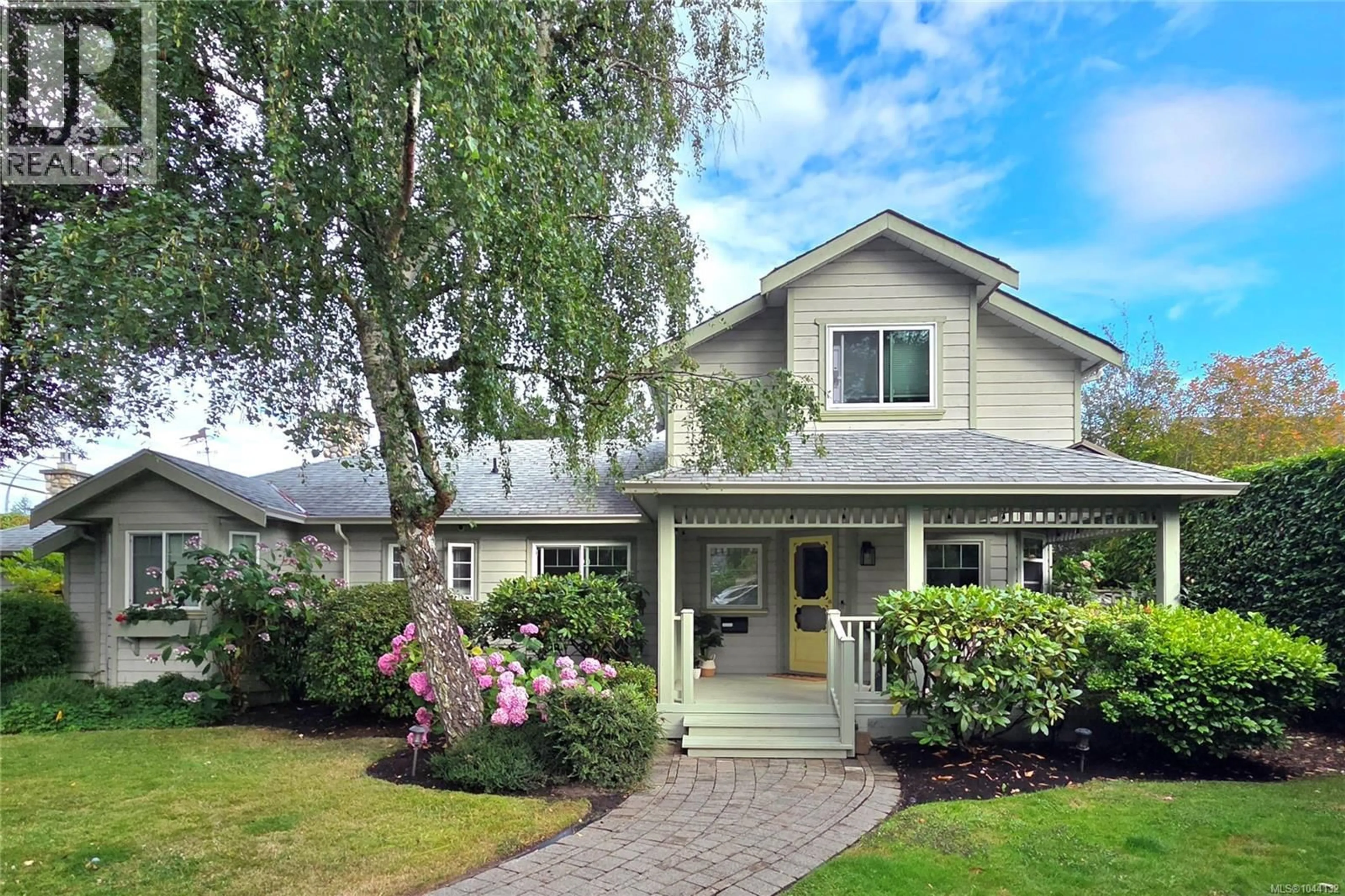 Home with vinyl exterior material, street for 3935 SCOLTON ROAD, Saanich British Columbia V8N4E1