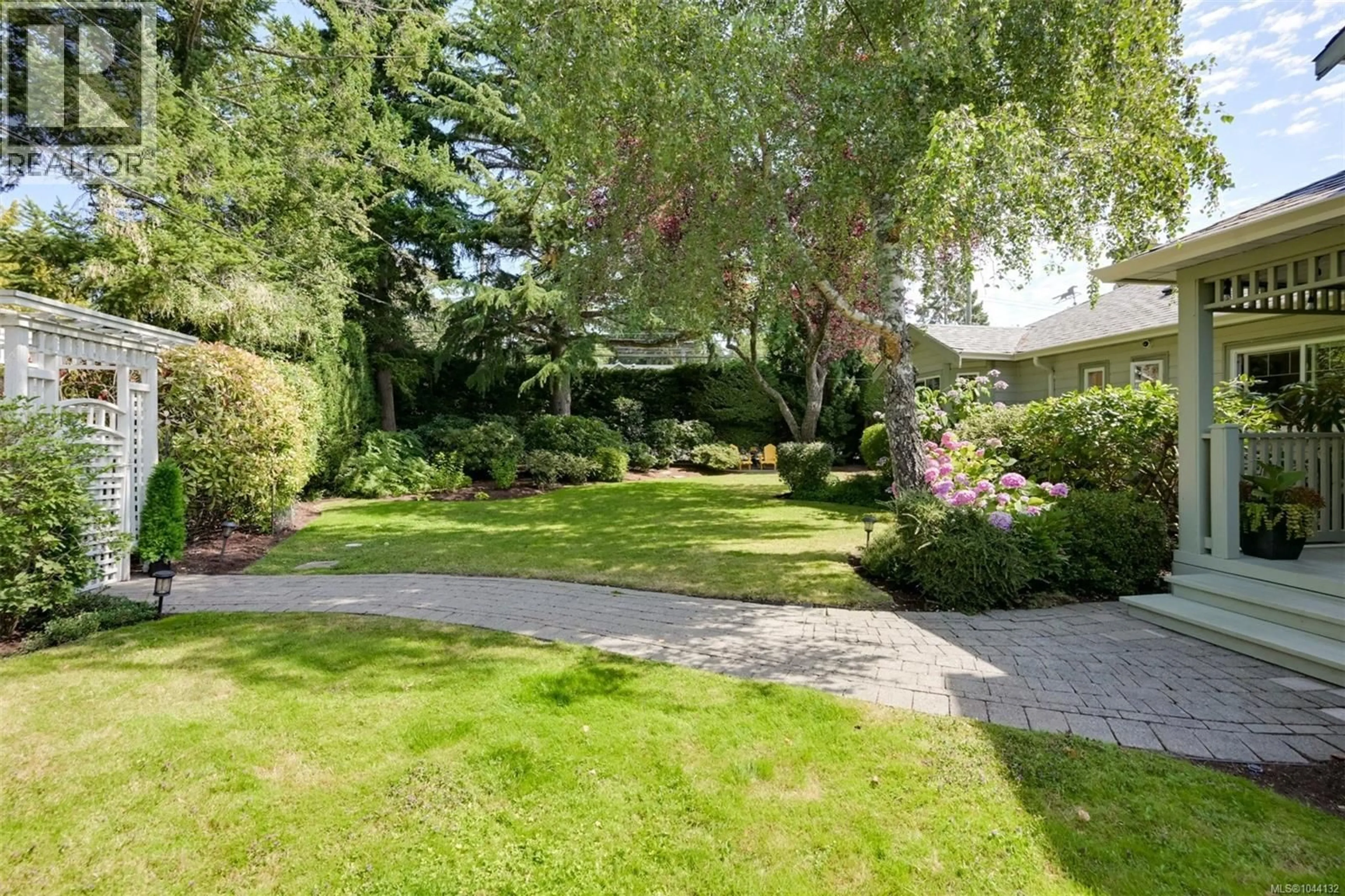 Patio, street for 3935 SCOLTON ROAD, Saanich British Columbia V8N4E1