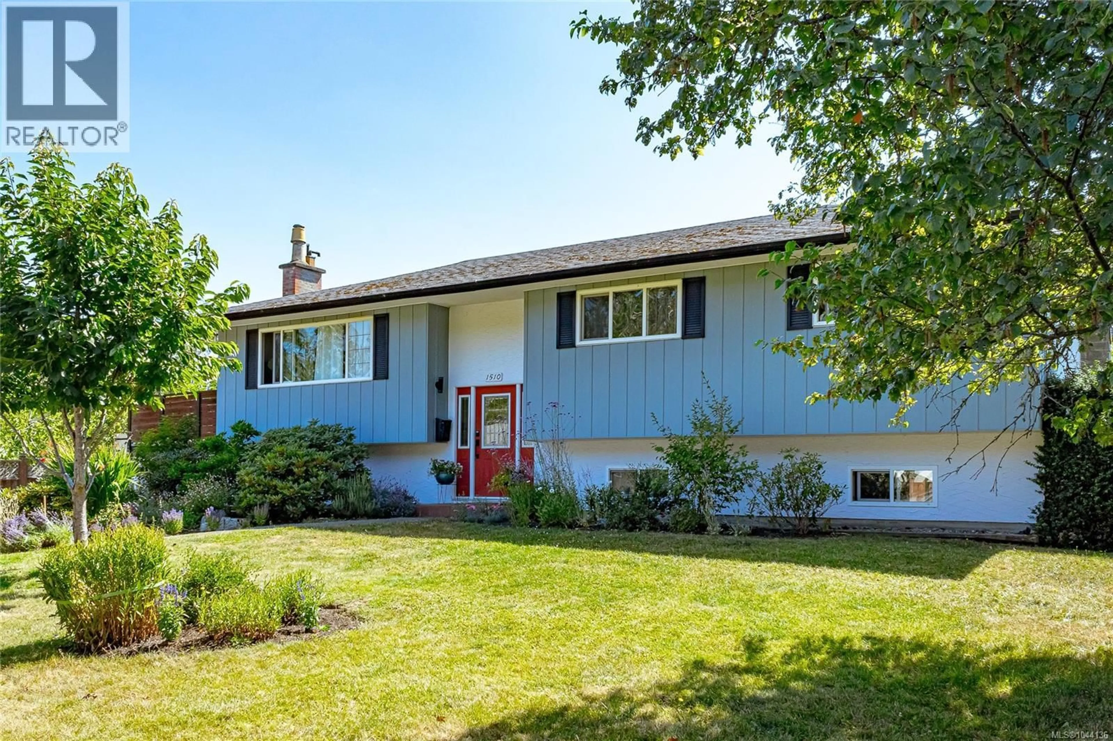 Home with vinyl exterior material, street for 1510 EDGEMONT ROAD, Saanich British Columbia V8N4P9