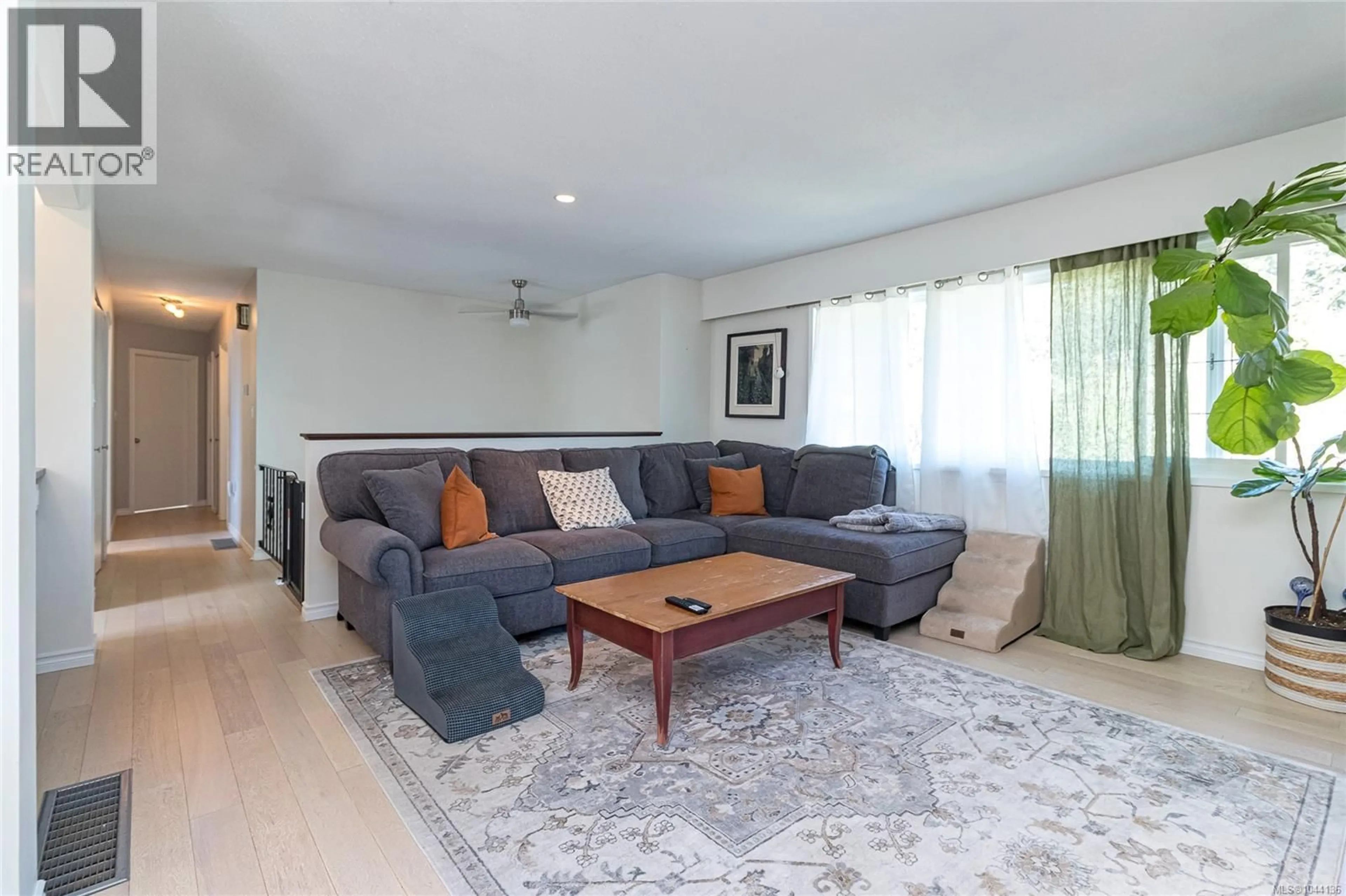 Living room with furniture, unknown for 1510 EDGEMONT ROAD, Saanich British Columbia V8N4P9