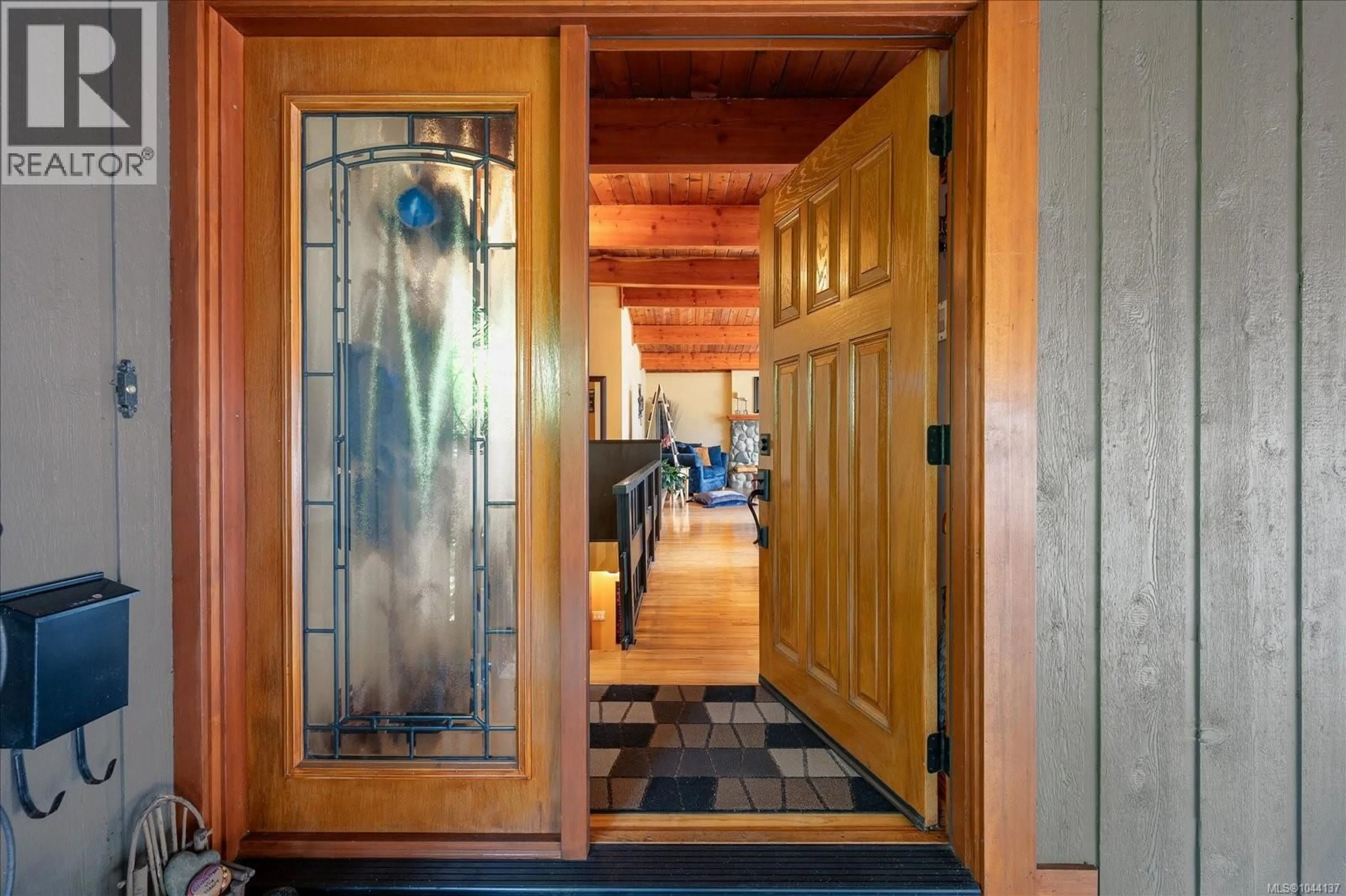 Indoor entryway for 1875 BAY STREET, Nanaimo British Columbia V9T3A4