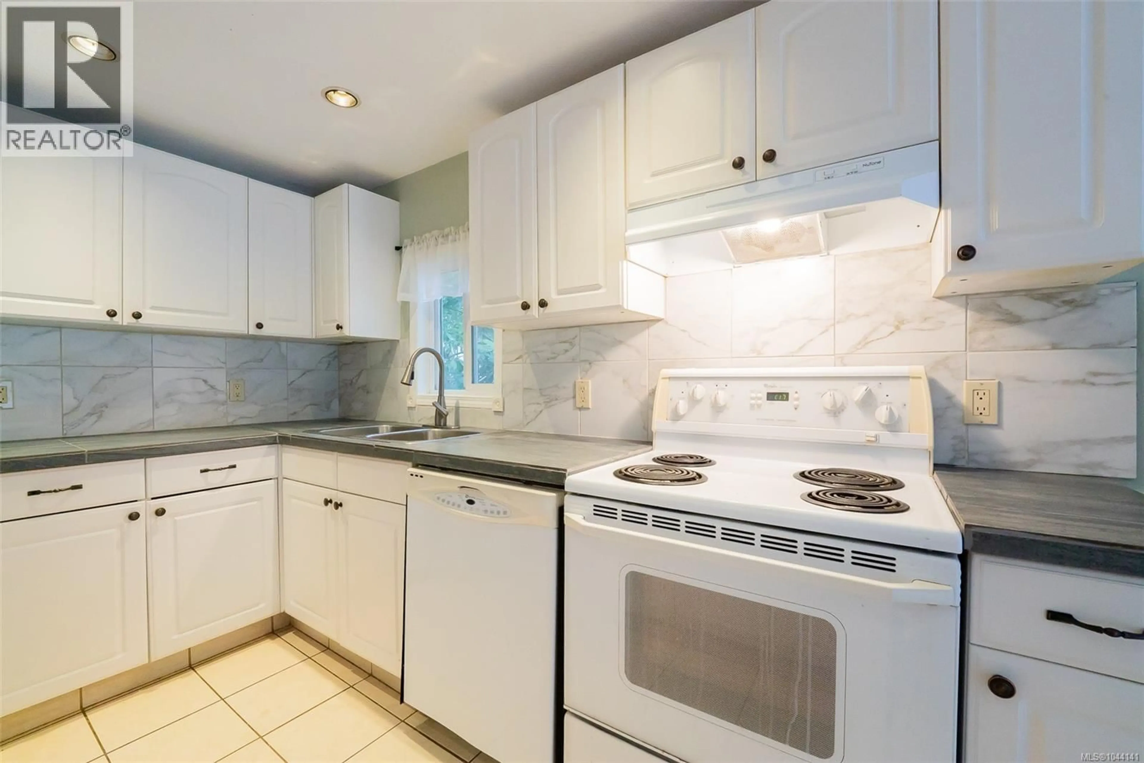 Standard kitchen, ceramic/tile floor for 22 - 1310 SPRUSTON ROAD, Nanaimo British Columbia V9X1R2