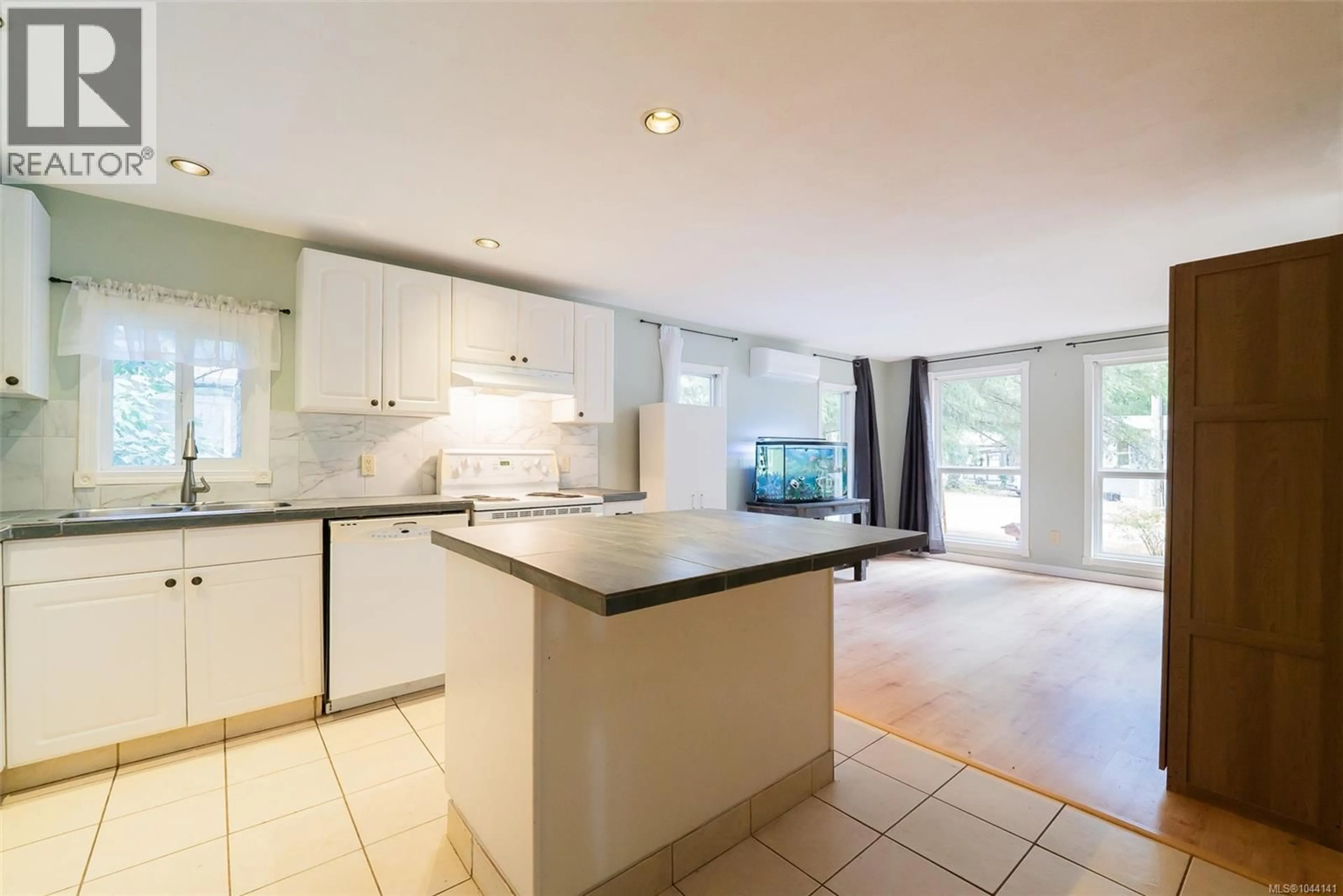 Open concept kitchen, ceramic/tile floor for 22 - 1310 SPRUSTON ROAD, Nanaimo British Columbia V9X1R2