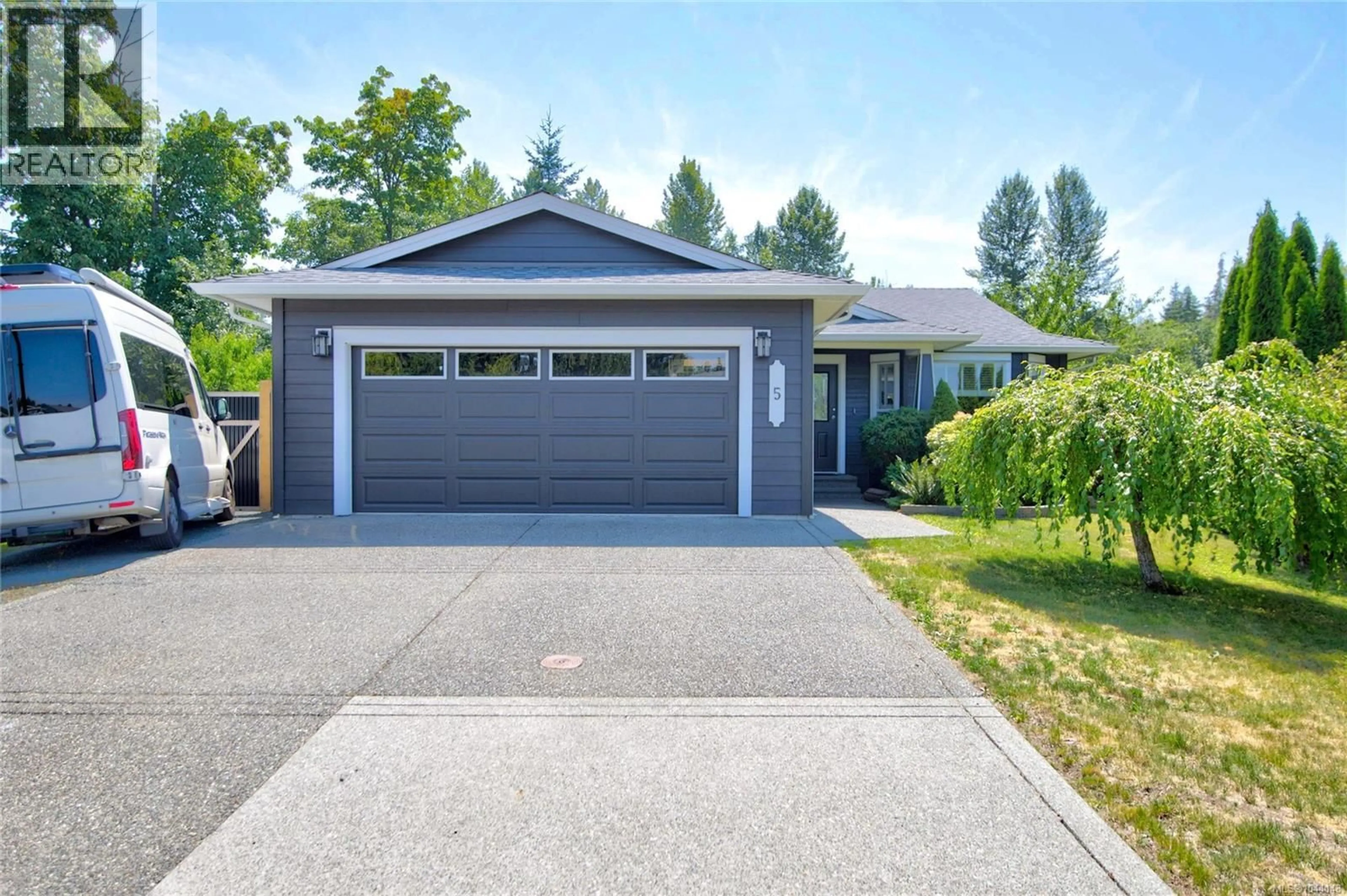 Home with vinyl exterior material, street for 5 STRATHCONA COURT, Campbell River British Columbia V9H1W3