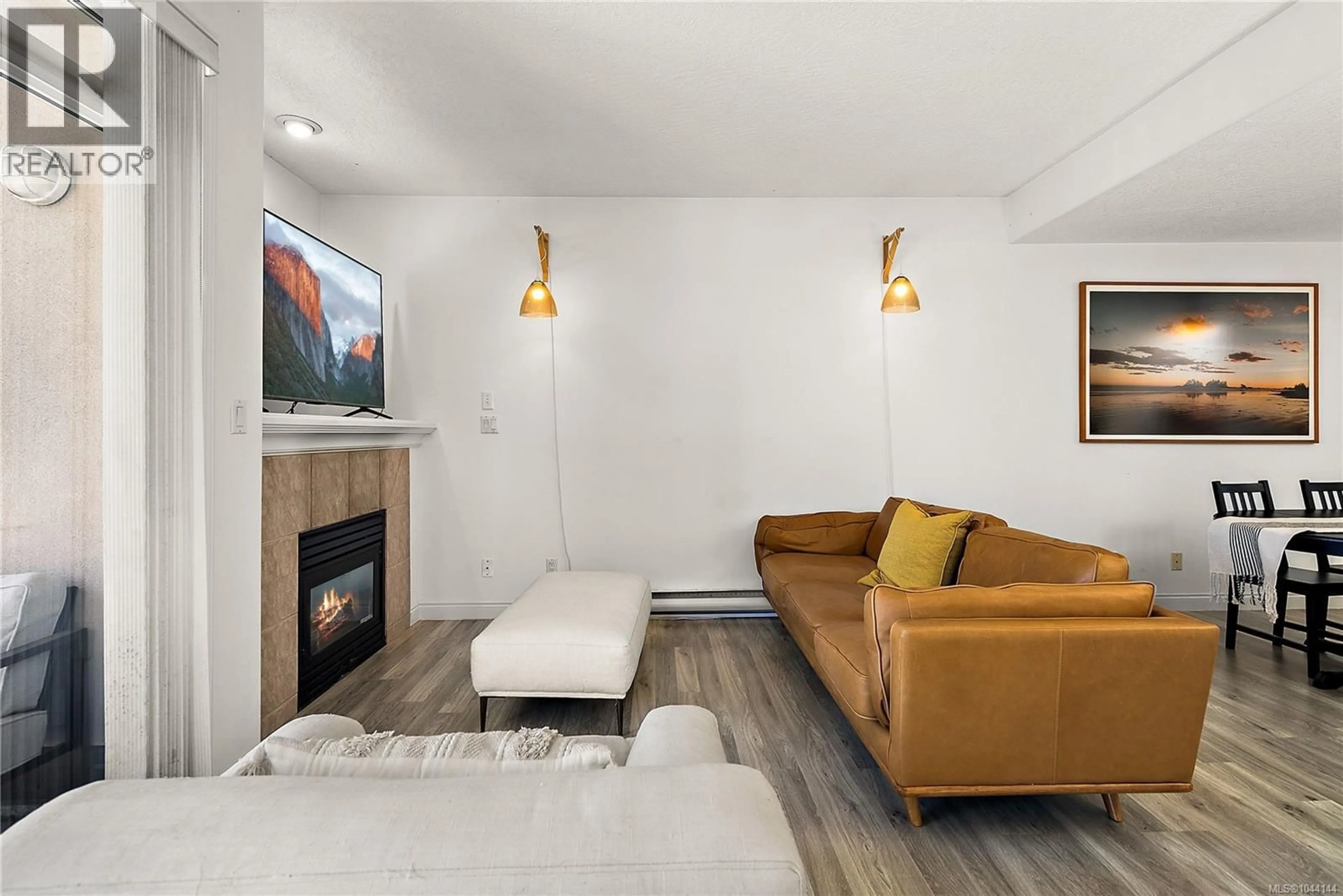 Living room with furniture, wood/laminate floor for 404 - 1258 ESQUIMALT ROAD, Esquimalt British Columbia V9A3A3