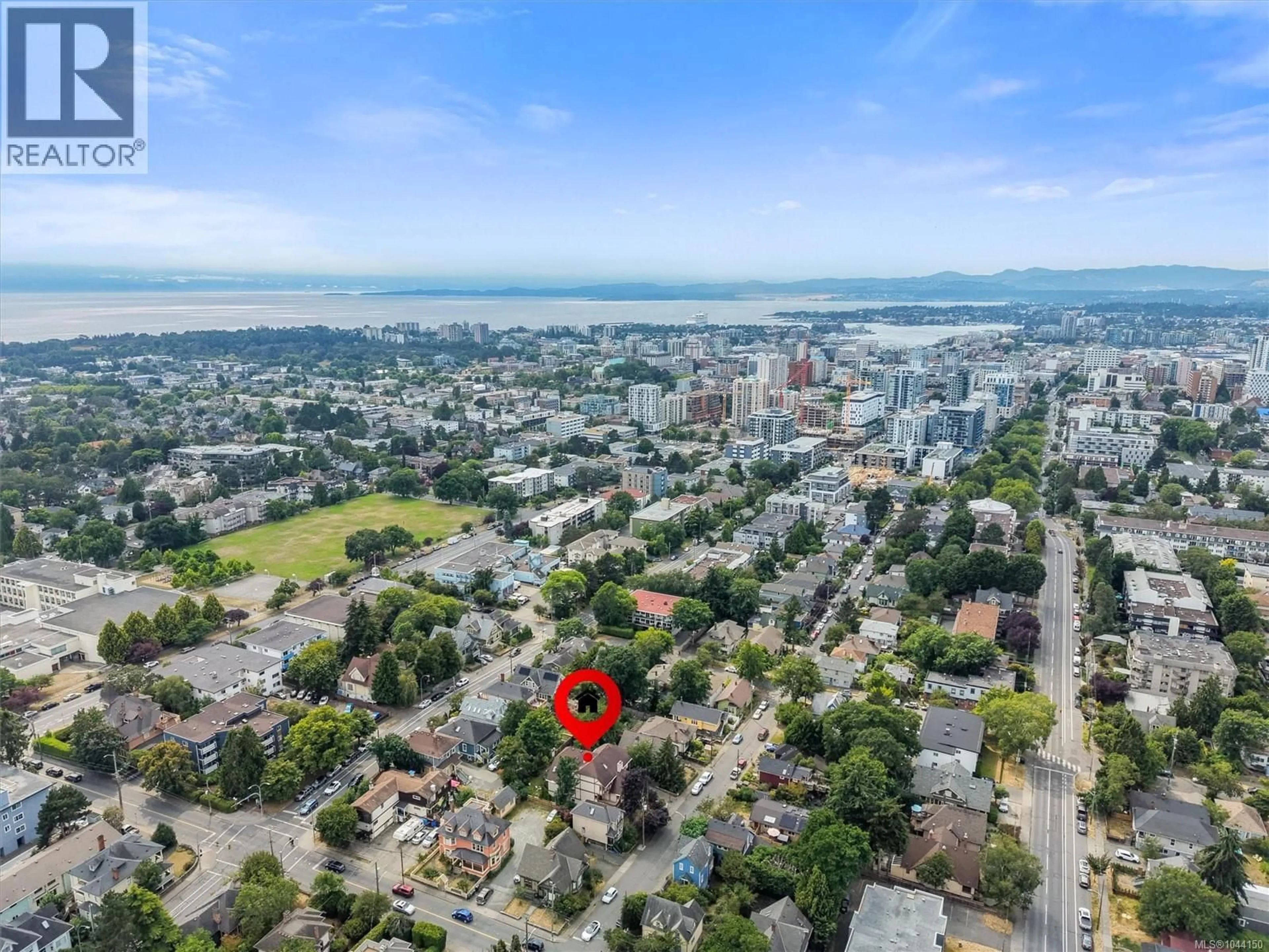 A pic from outside/outdoor area/front of a property/back of a property/a pic from drone, city buildings view from balcony for 1335 RUDLIN STREET, Victoria British Columbia V8V3R9