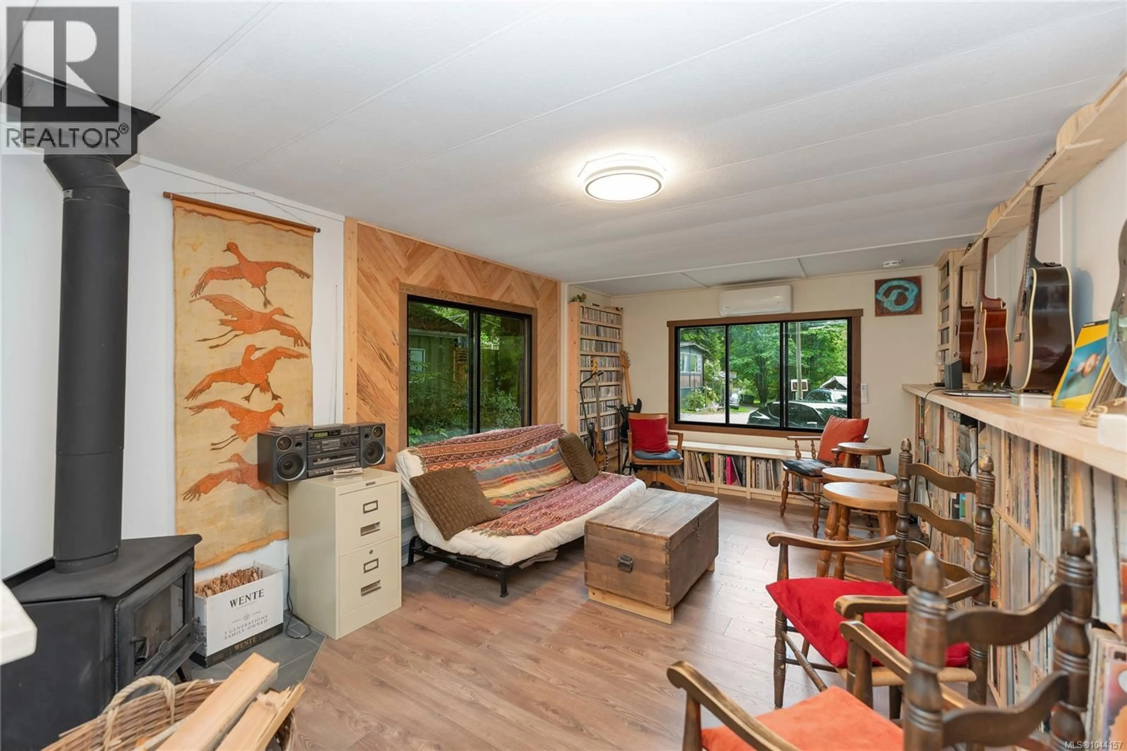 Living room with furniture, wood/laminate floor for 11 - 104 HOREL ROAD WEST, Salt Spring British Columbia V8K2A3