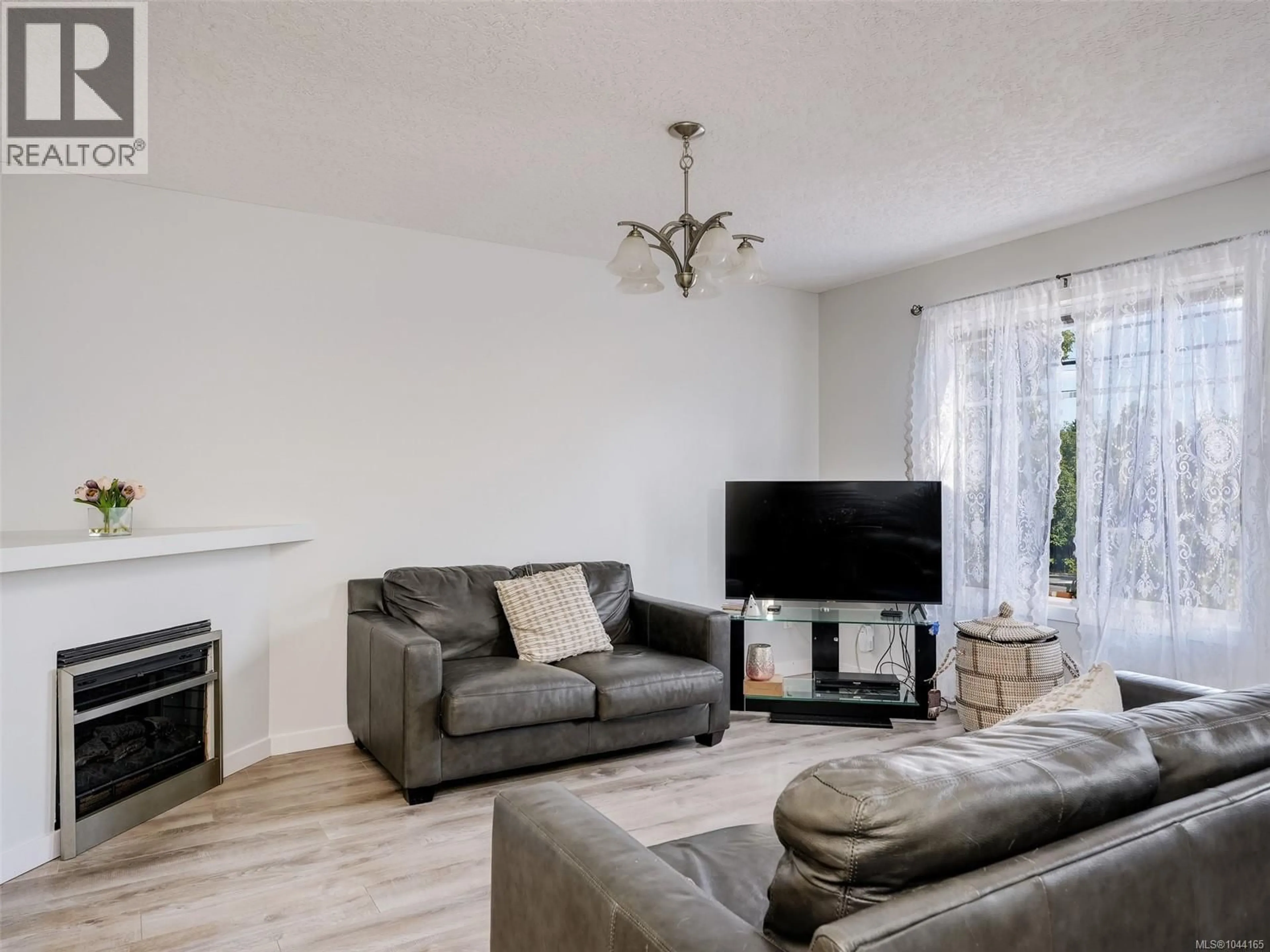 Living room with furniture, unknown for 4 - 311 BURNSIDE ROAD EAST, Victoria British Columbia V9A1A6