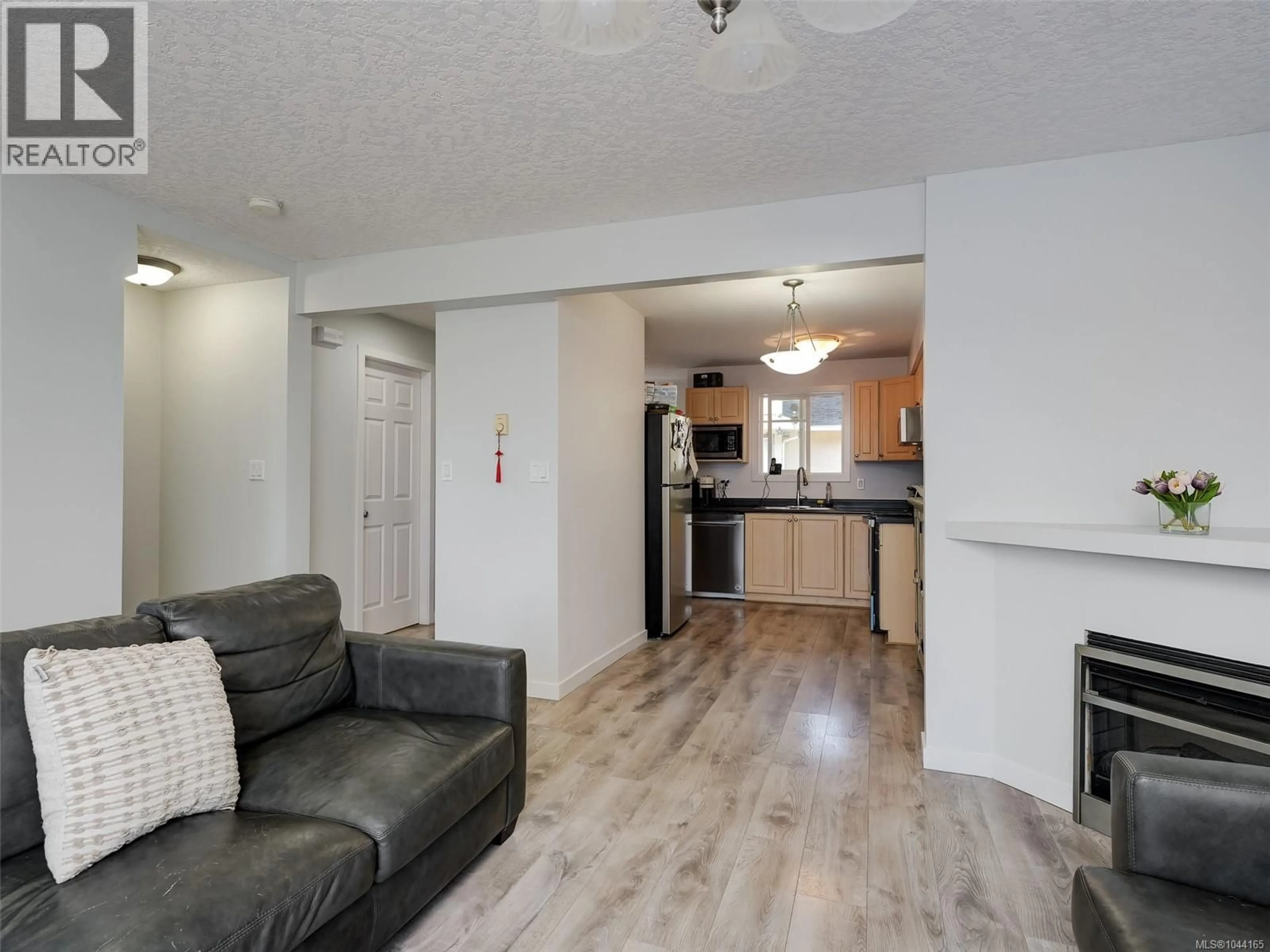 Living room with furniture, unknown for 4 - 311 BURNSIDE ROAD EAST, Victoria British Columbia V9A1A6