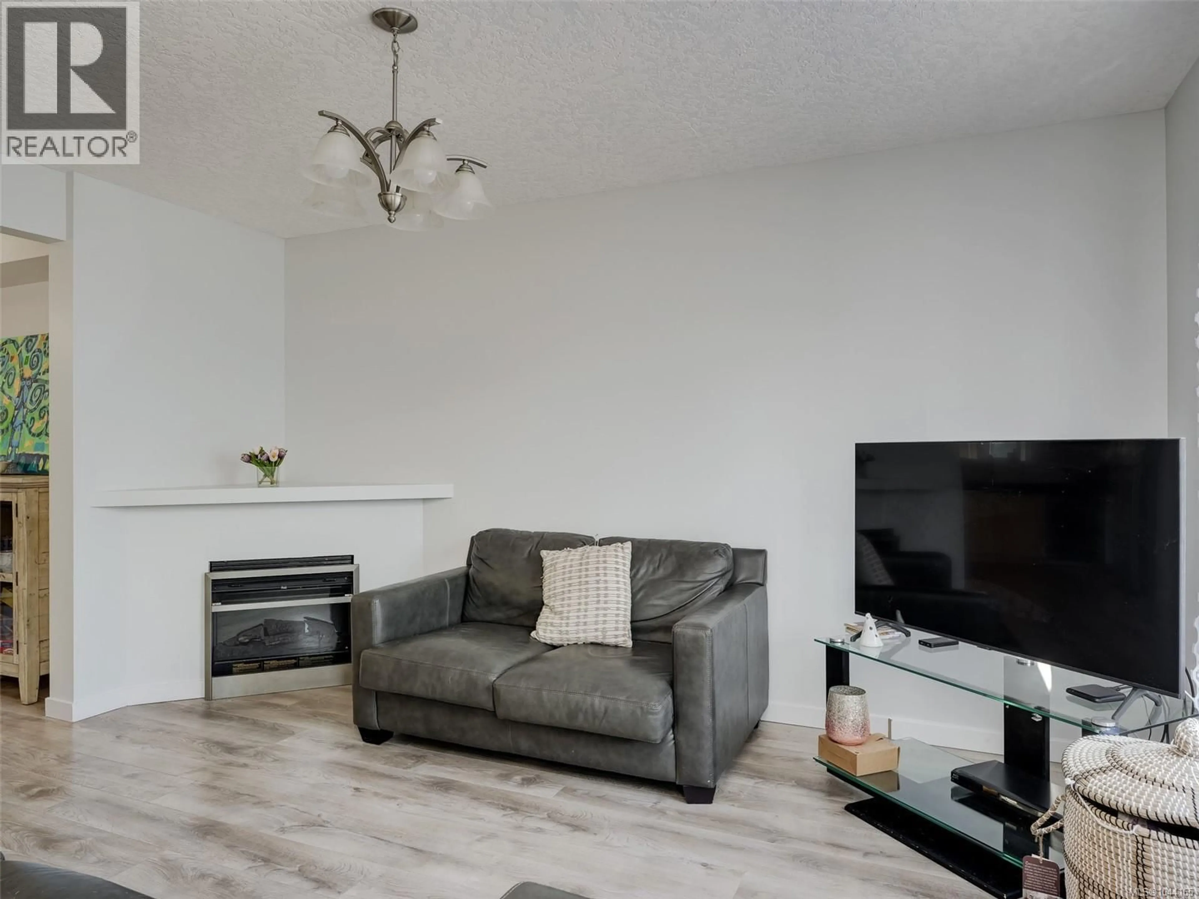 Living room with furniture, wood/laminate floor for 4 - 311 BURNSIDE ROAD EAST, Victoria British Columbia V9A1A6