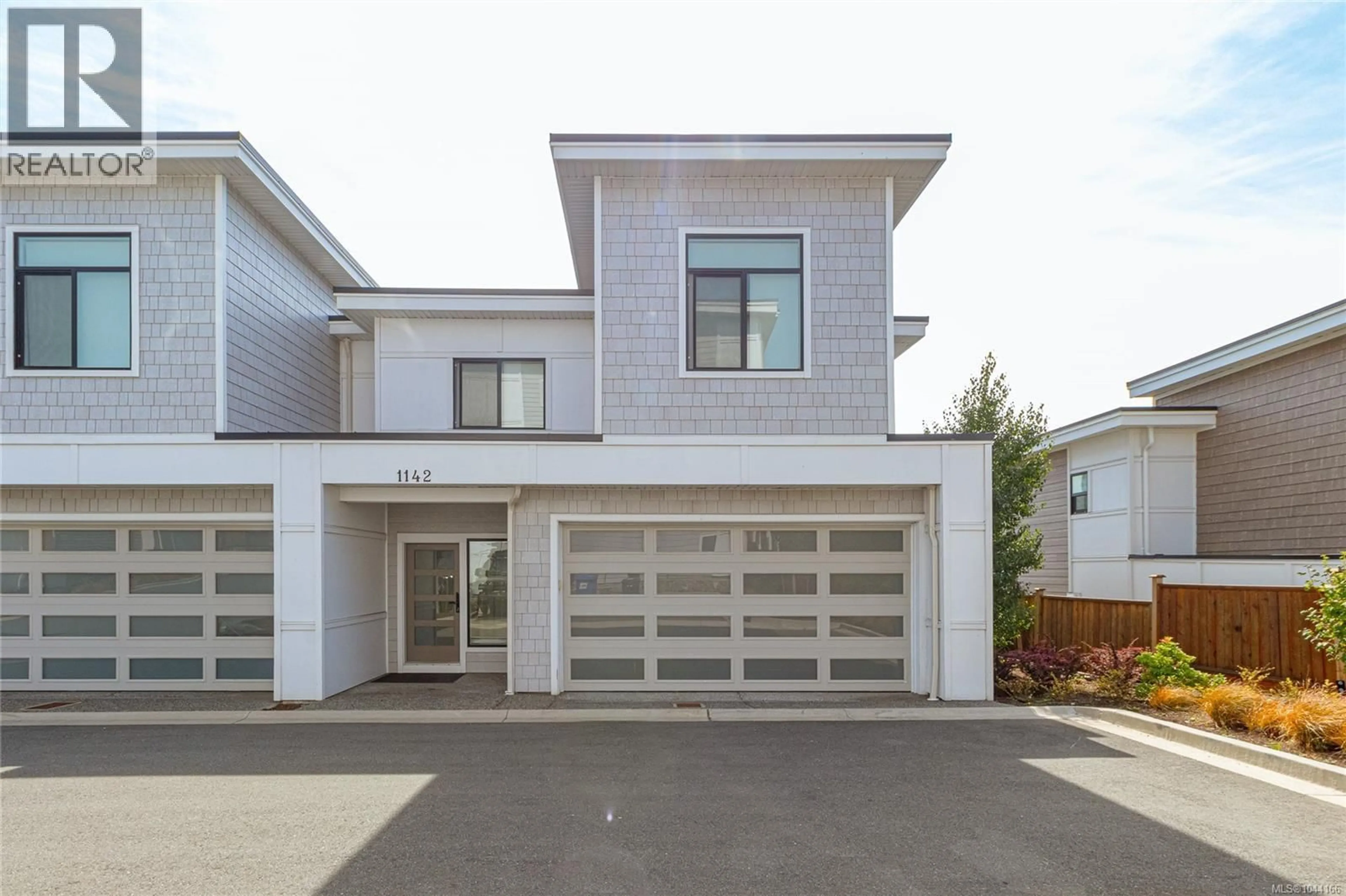 Home with vinyl exterior material, street for 1142 OLIVINE MEWS, Langford British Columbia V9B5P9