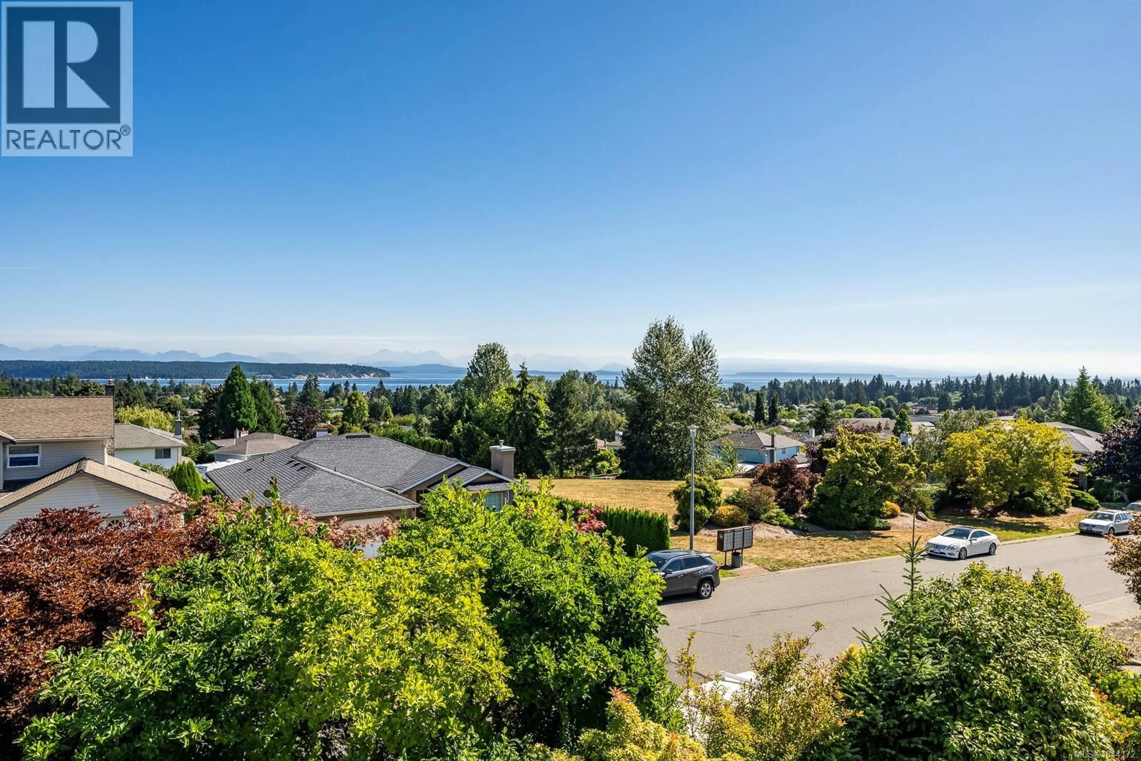 A pic from outside/outdoor area/front of a property/back of a property/a pic from drone, mountain view for 757 BOWEN DRIVE, Campbell River British Columbia V9H1S2
