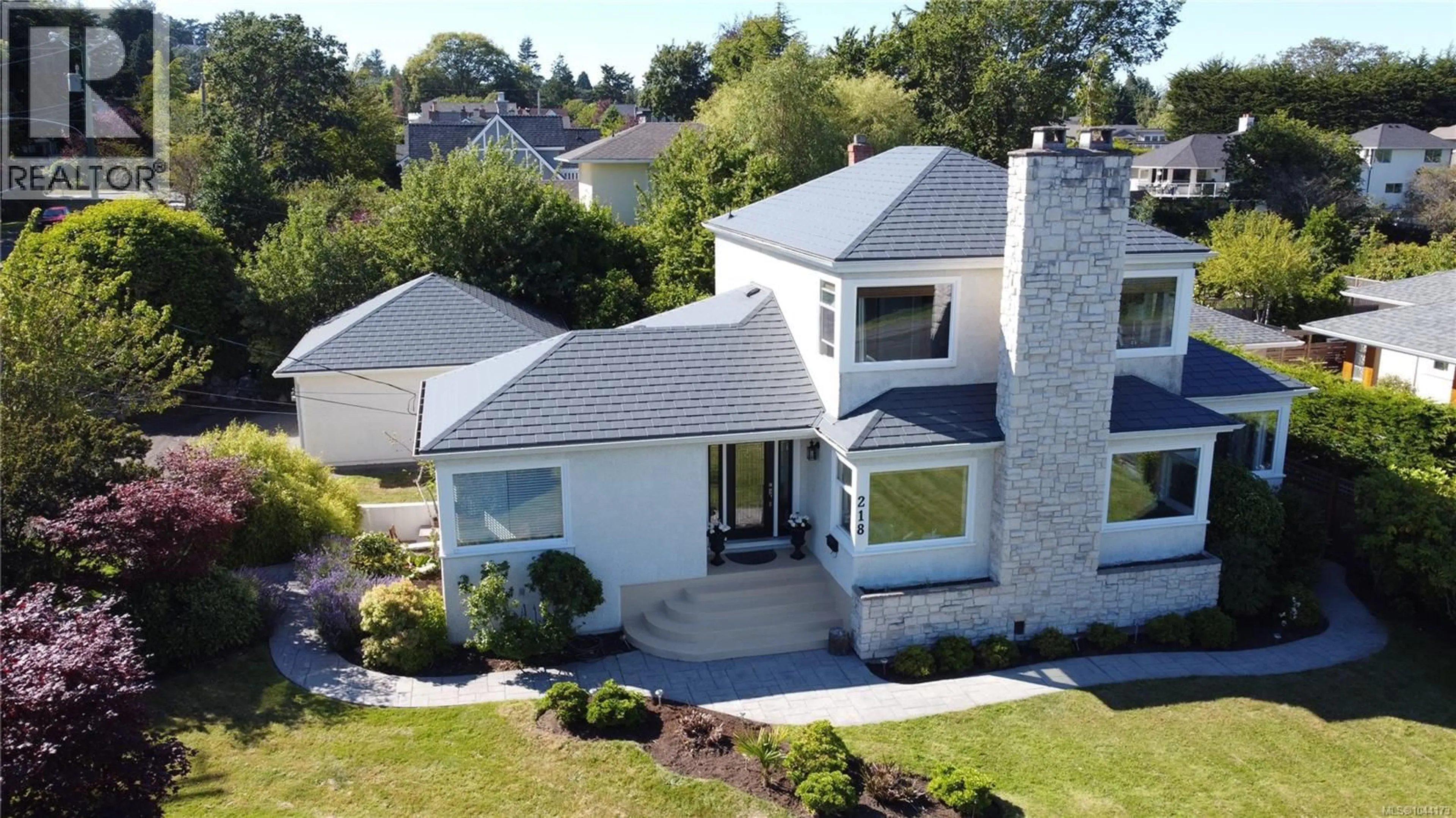 A pic from outside/outdoor area/front of a property/back of a property/a pic from drone, unknown for 218 BEACH DRIVE, Oak Bay British Columbia V8S2M1