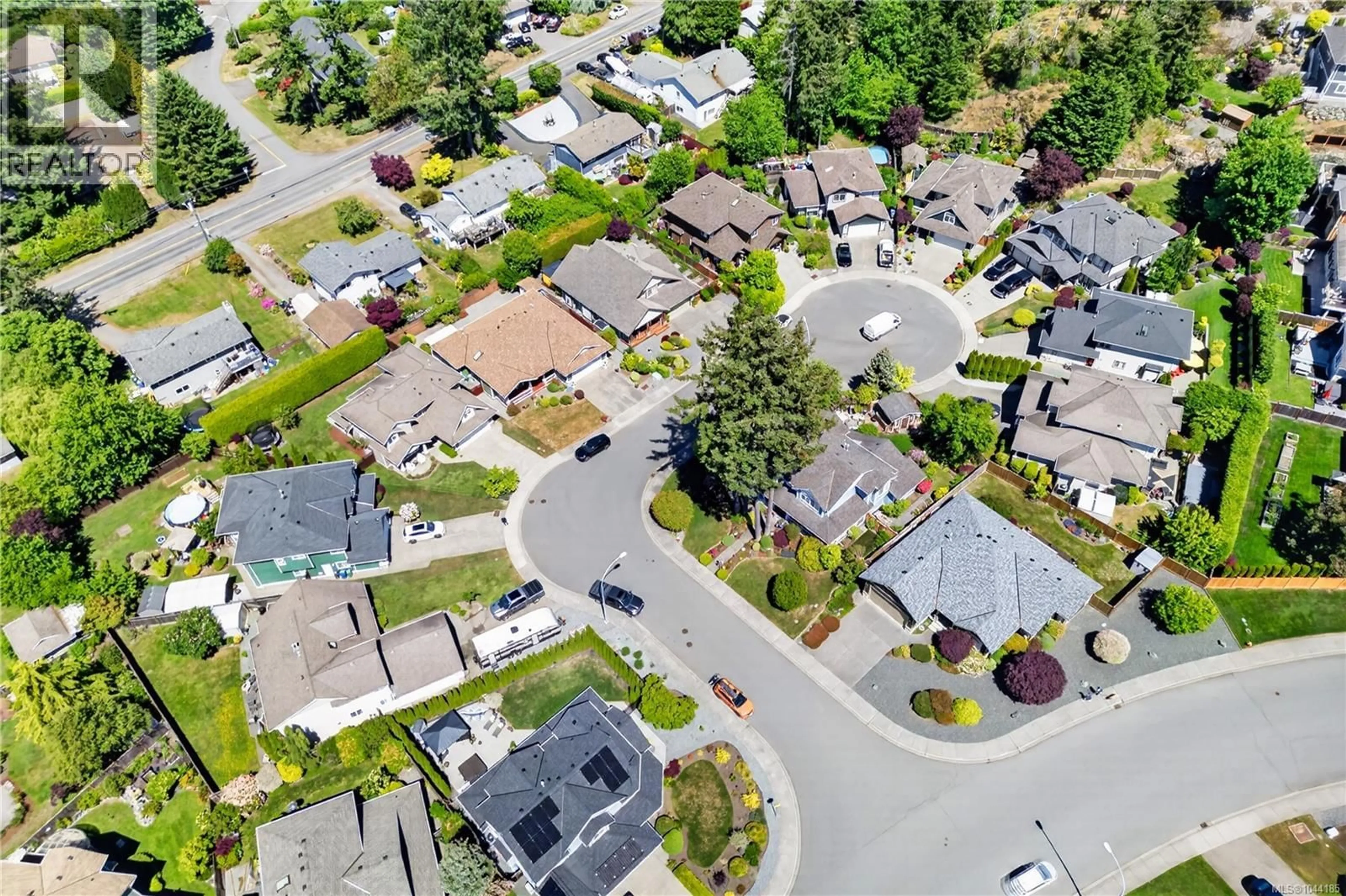 A pic from outside/outdoor area/front of a property/back of a property/a pic from drone, street for 5547 SUNRIDGE PLACE, Nanaimo British Columbia V9T6P5