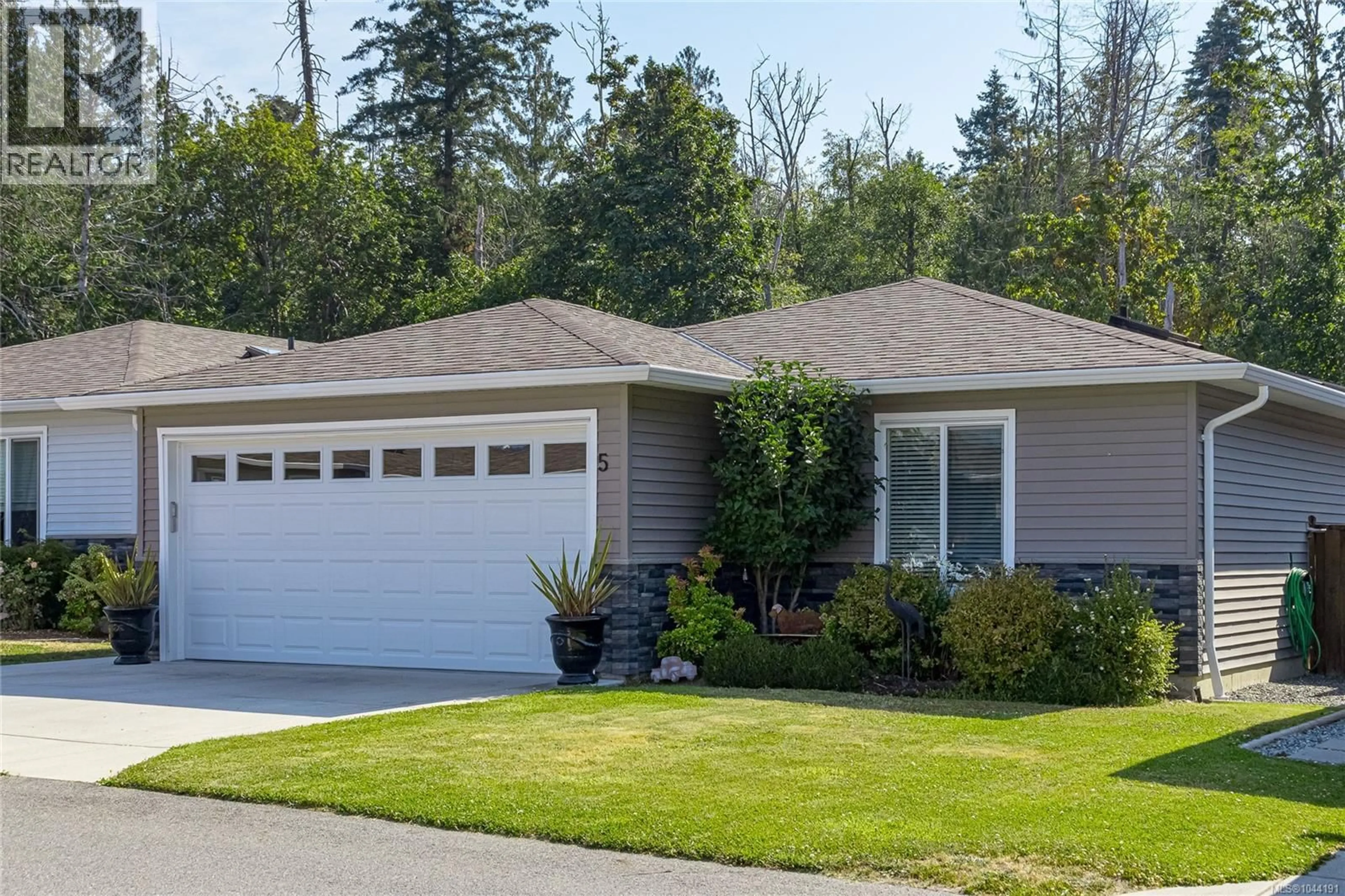 Home with vinyl exterior material, street for 5 - 7586 TETAYUT ROAD, Central Saanich British Columbia V8M0B4
