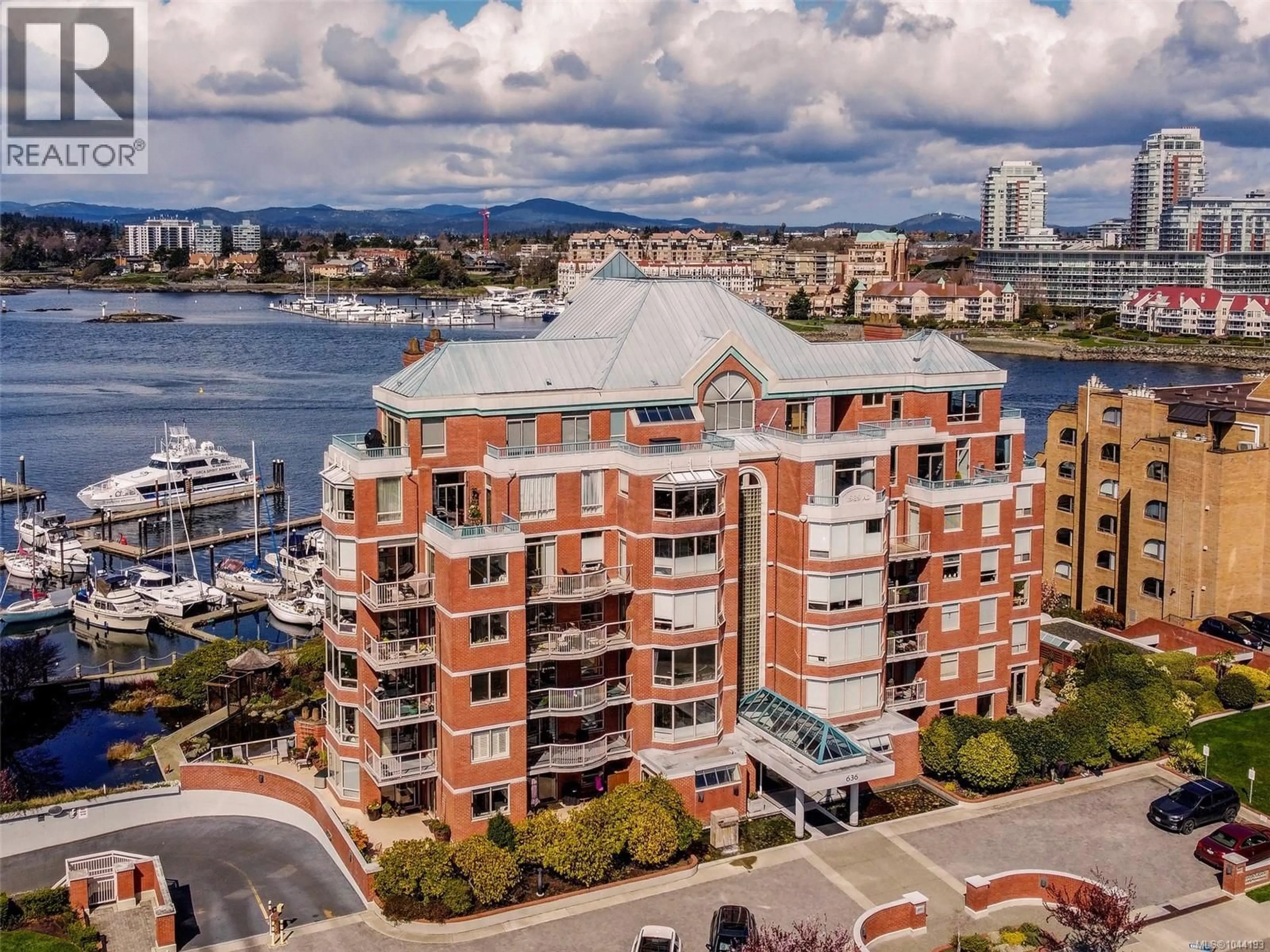 A pic from outside/outdoor area/front of a property/back of a property/a pic from drone, water/lake/river/ocean view for 101 - 636 MONTREAL STREET, Victoria British Columbia V8V4Y1
