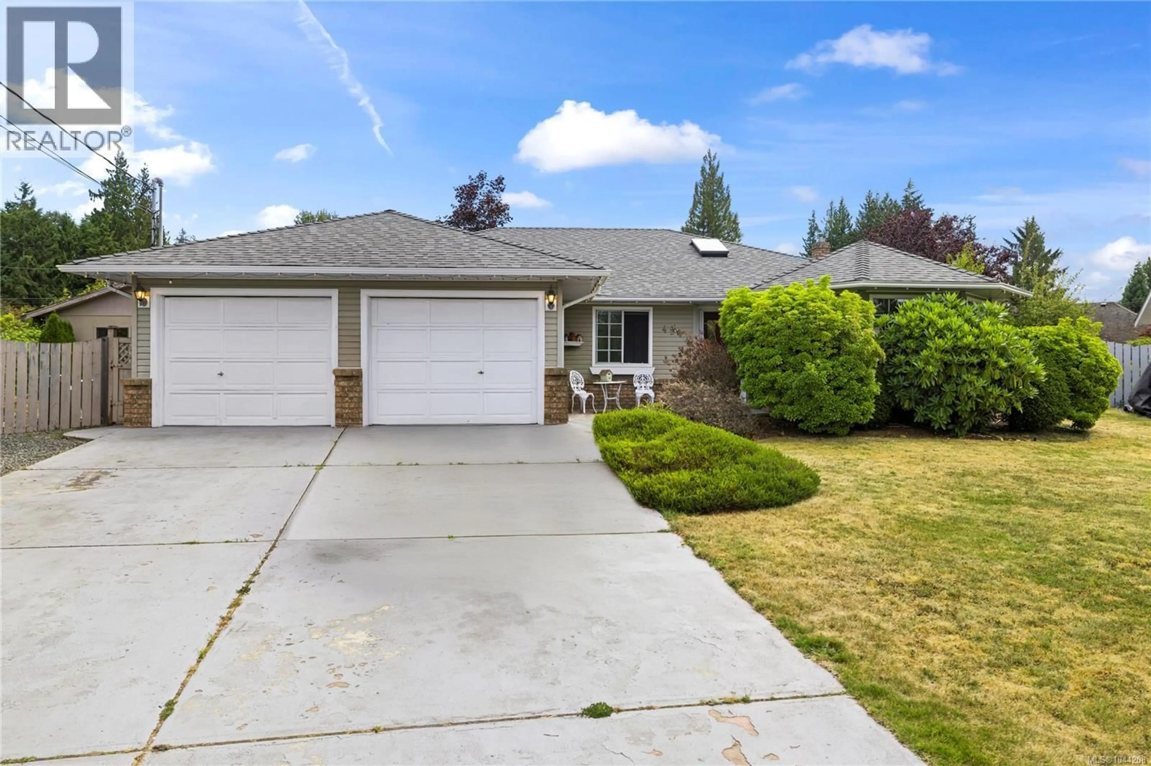 Home with vinyl exterior material, street for 494 ROWAN DRIVE, Qualicum Beach British Columbia V9K1K1