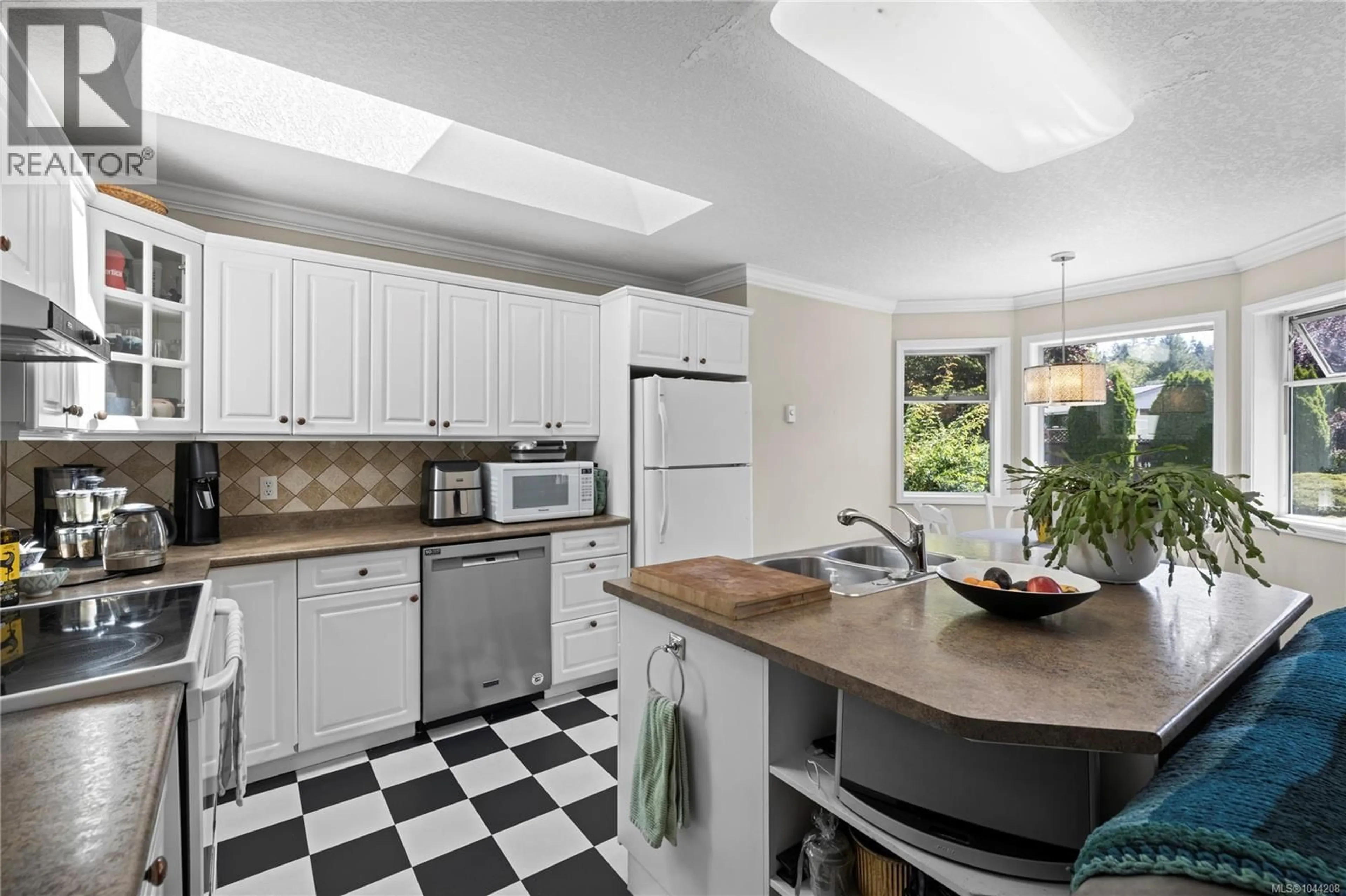 Standard kitchen, ceramic/tile floor for 494 ROWAN DRIVE, Qualicum Beach British Columbia V9K1K1