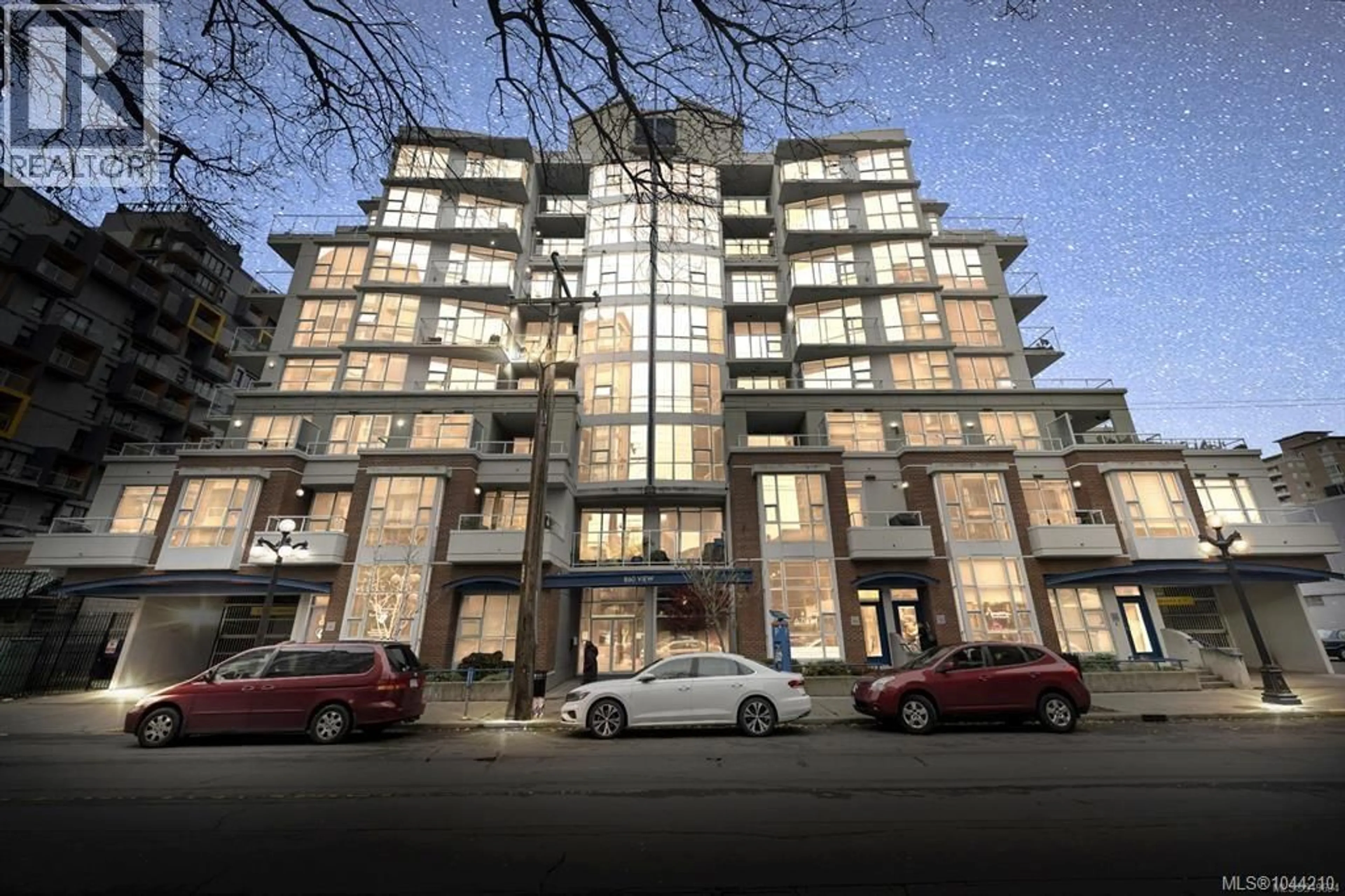 Indoor foyer for 701 - 860 VIEW STREET, Victoria British Columbia V8W3Z8
