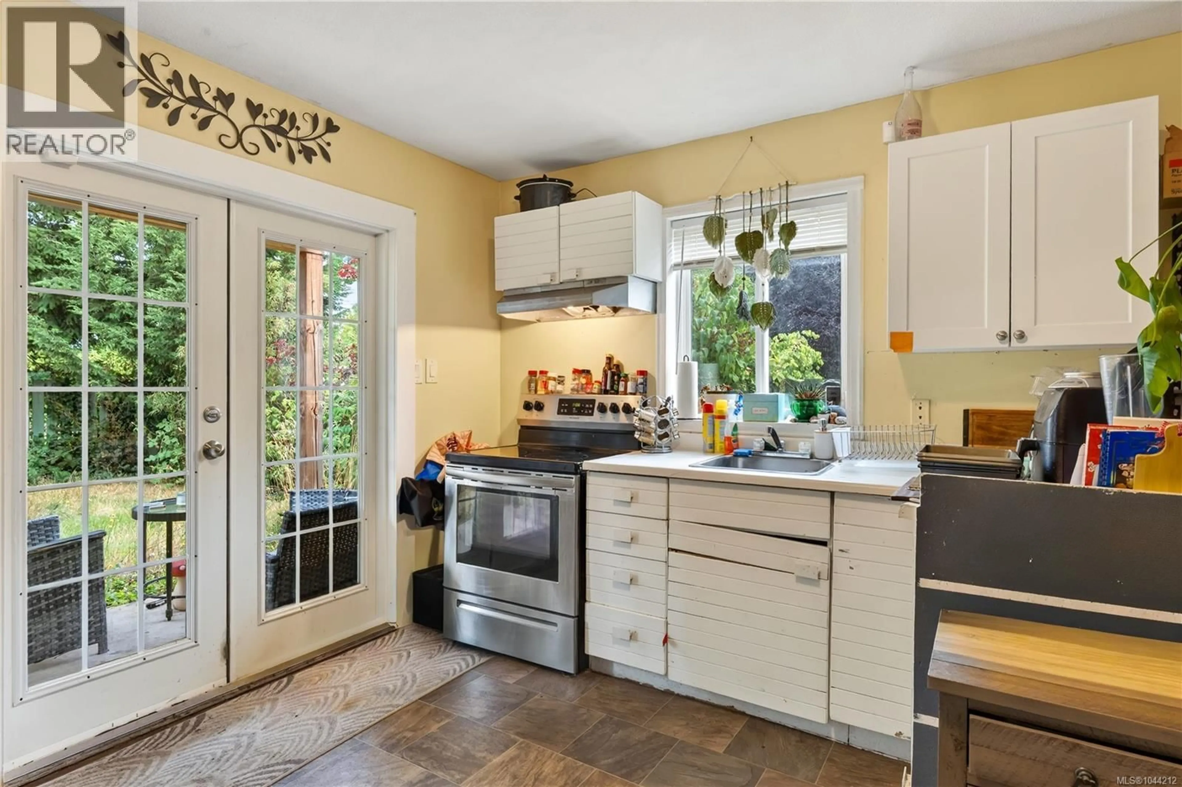 Open concept kitchen, ceramic/tile floor for 640 RAILWAY AVENUE, Nanaimo British Columbia V9R4K9