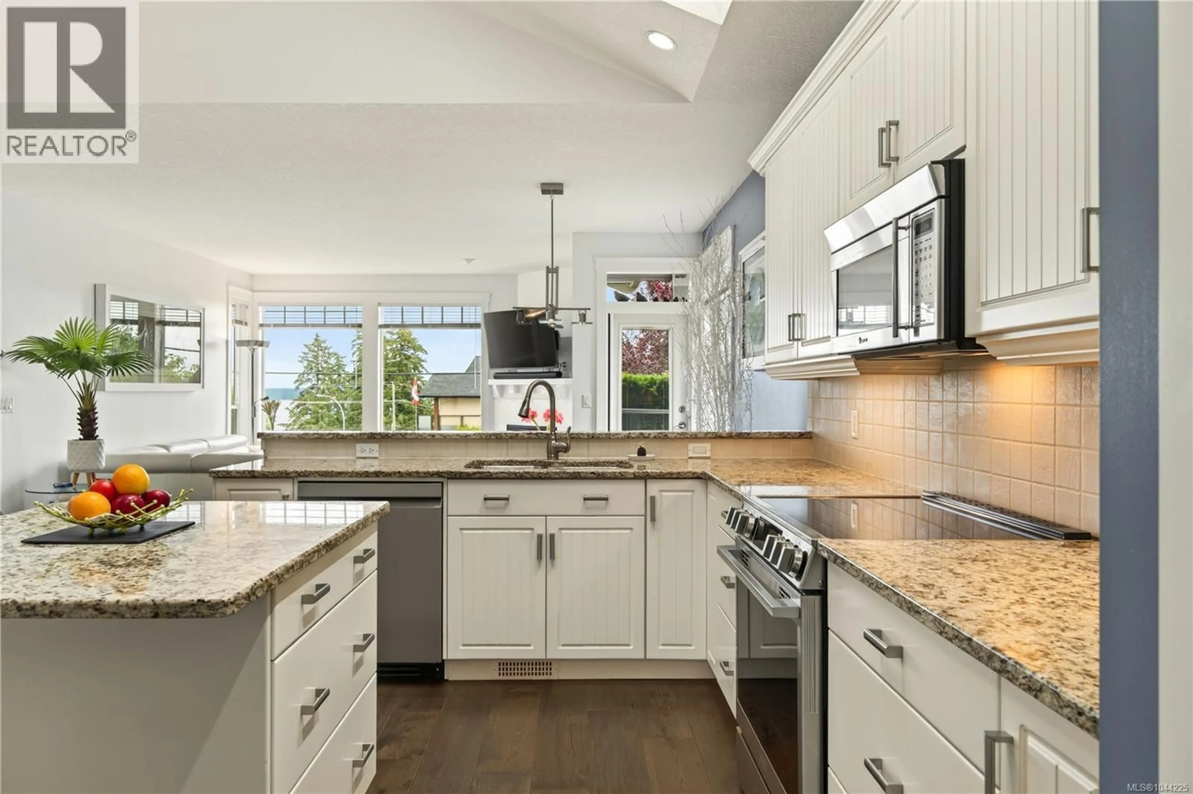Open concept kitchen, ceramic/tile floor for 1 - 500 RUSSELL ROAD, Ladysmith British Columbia V9G1W3