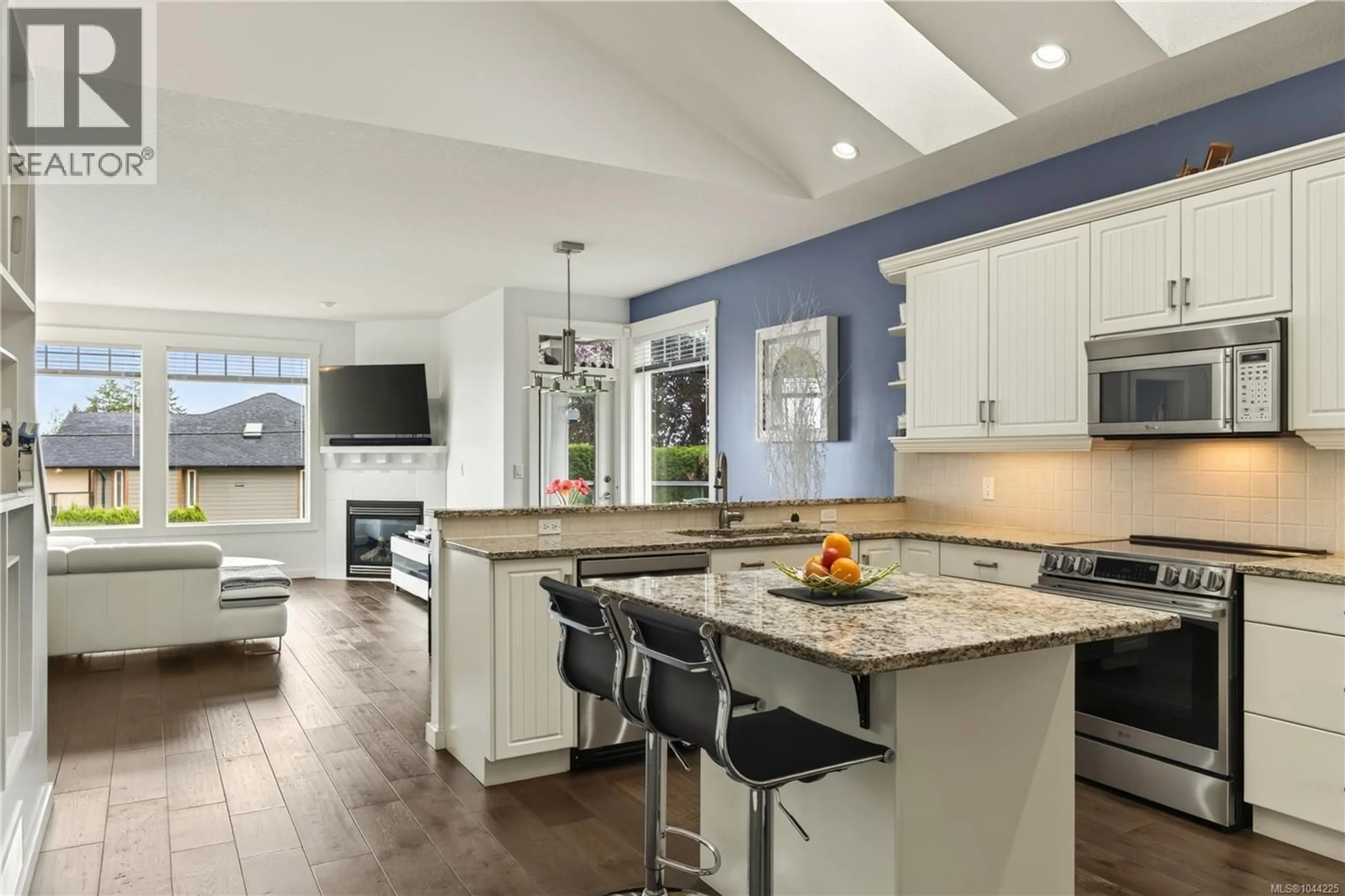 Open concept kitchen, ceramic/tile floor for 1 - 500 RUSSELL ROAD, Ladysmith British Columbia V9G1W3