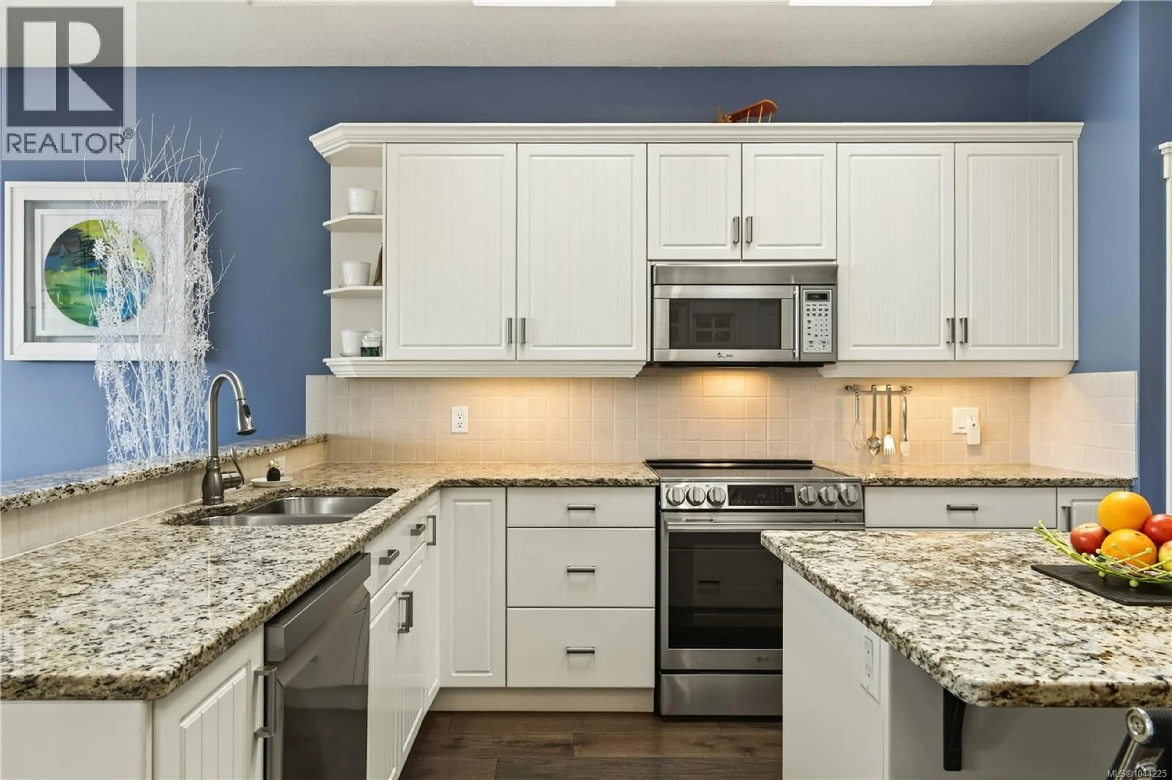 Open concept kitchen, ceramic/tile floor for 1 - 500 RUSSELL ROAD, Ladysmith British Columbia V9G1W3