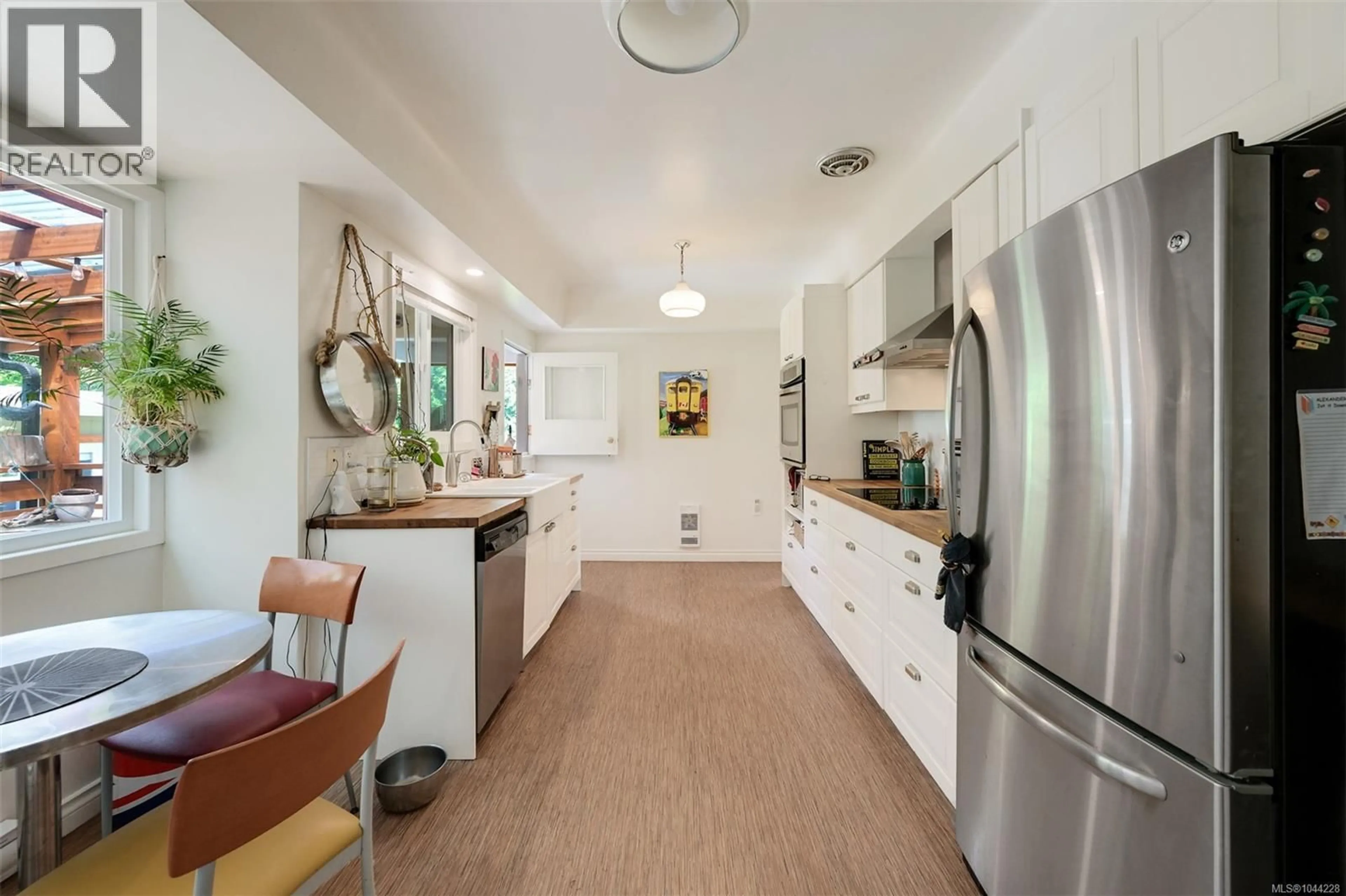 Open concept kitchen, ceramic/tile floor for 3832 PITCOMBE PLACE, Saanich British Columbia V8N4B9