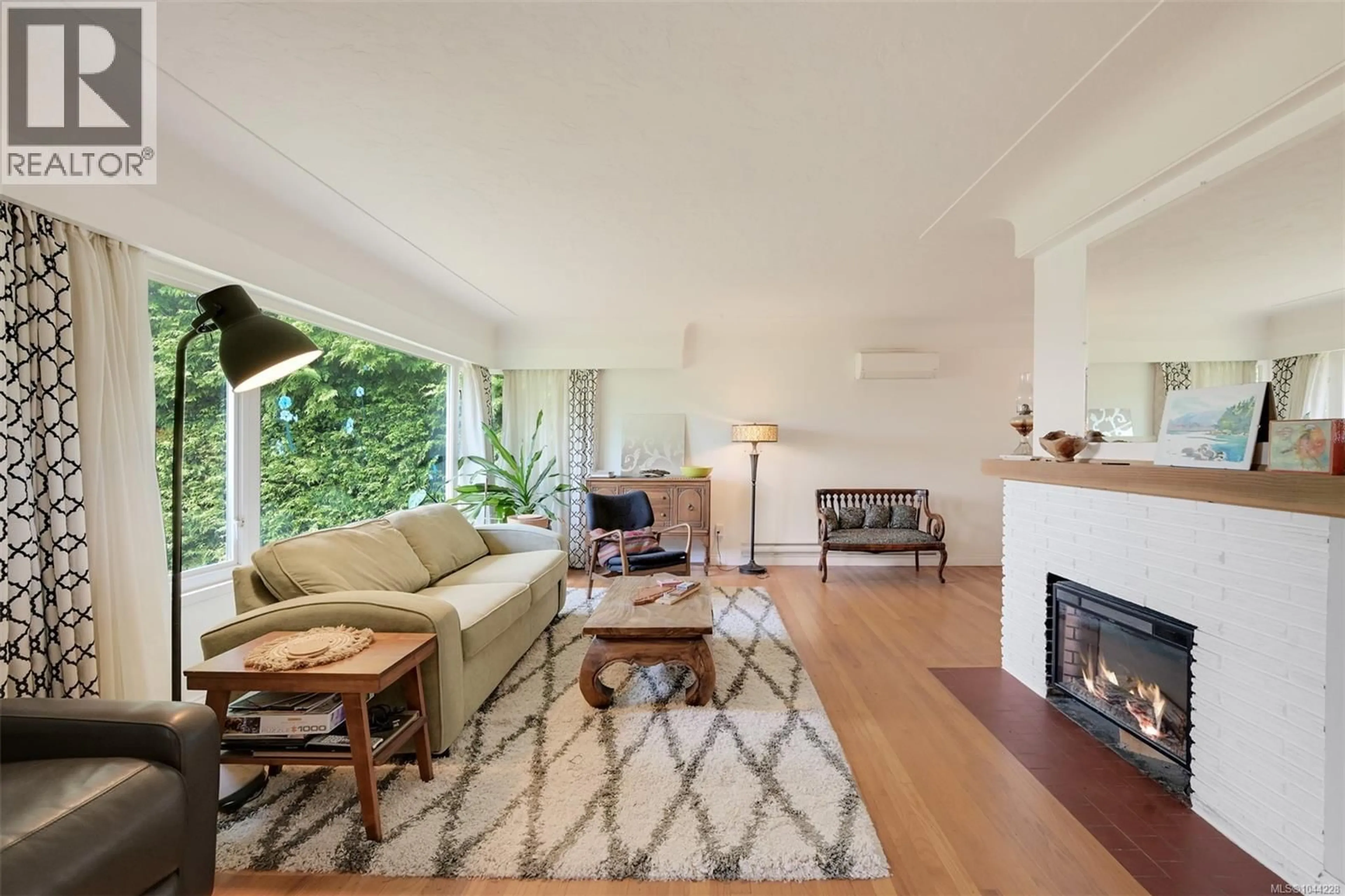 Living room with furniture, wood/laminate floor for 3832 PITCOMBE PLACE, Saanich British Columbia V8N4B9