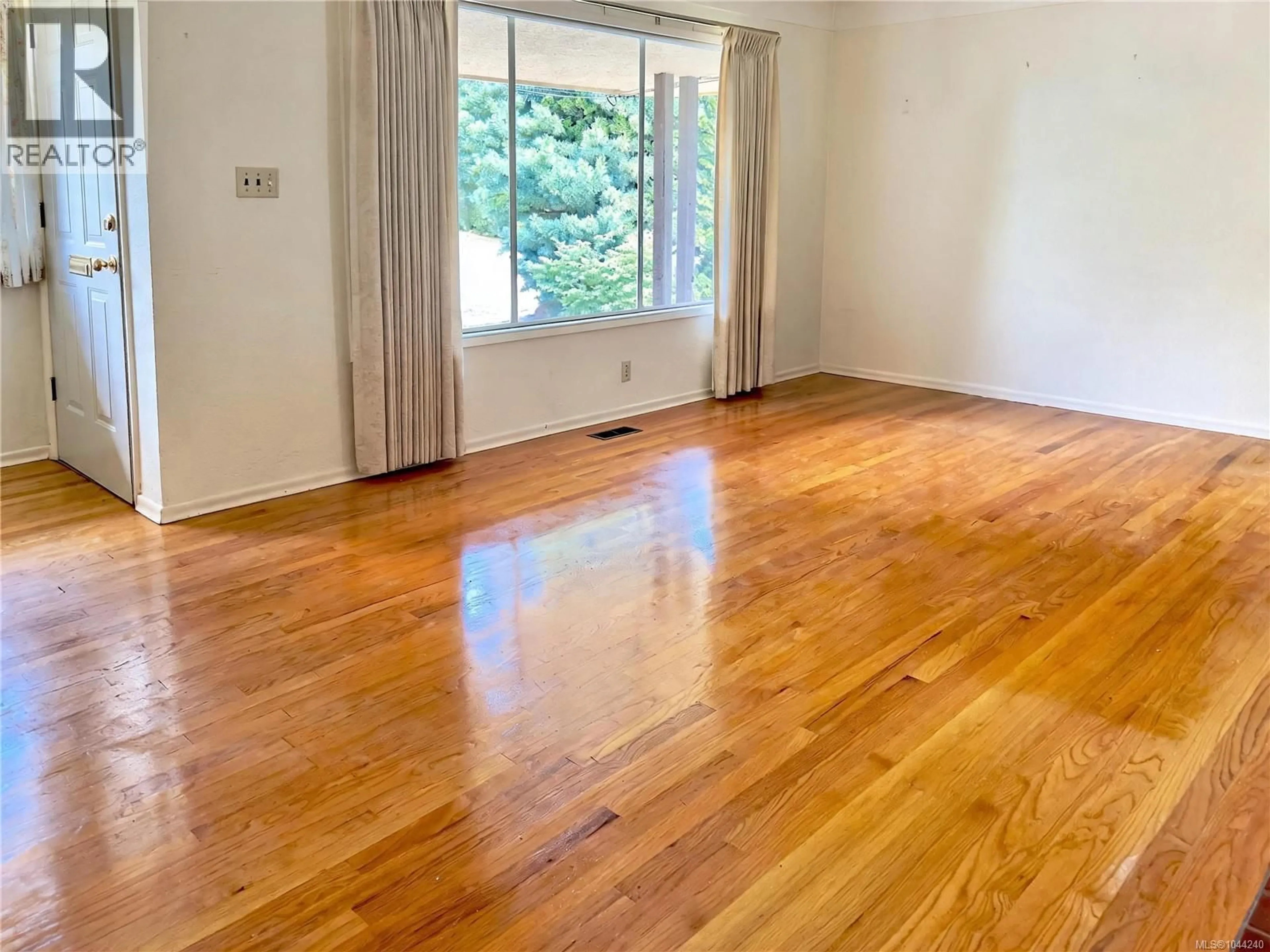 A pic of a room for 1071 LODGE AVENUE, Saanich British Columbia V8X3B2
