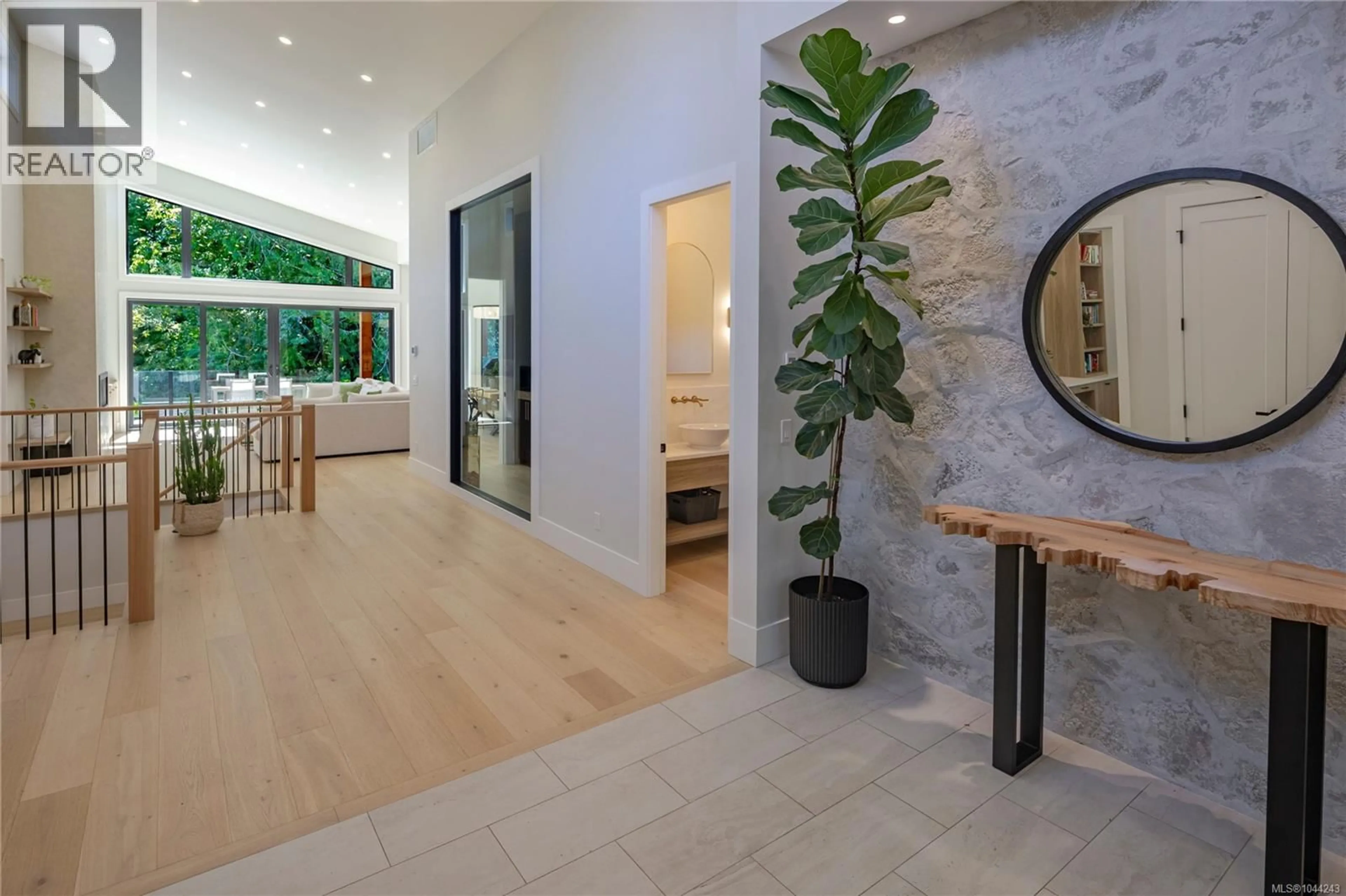 Indoor entryway for 613 MEDALIST AVENUE, Colwood British Columbia V9C0R7
